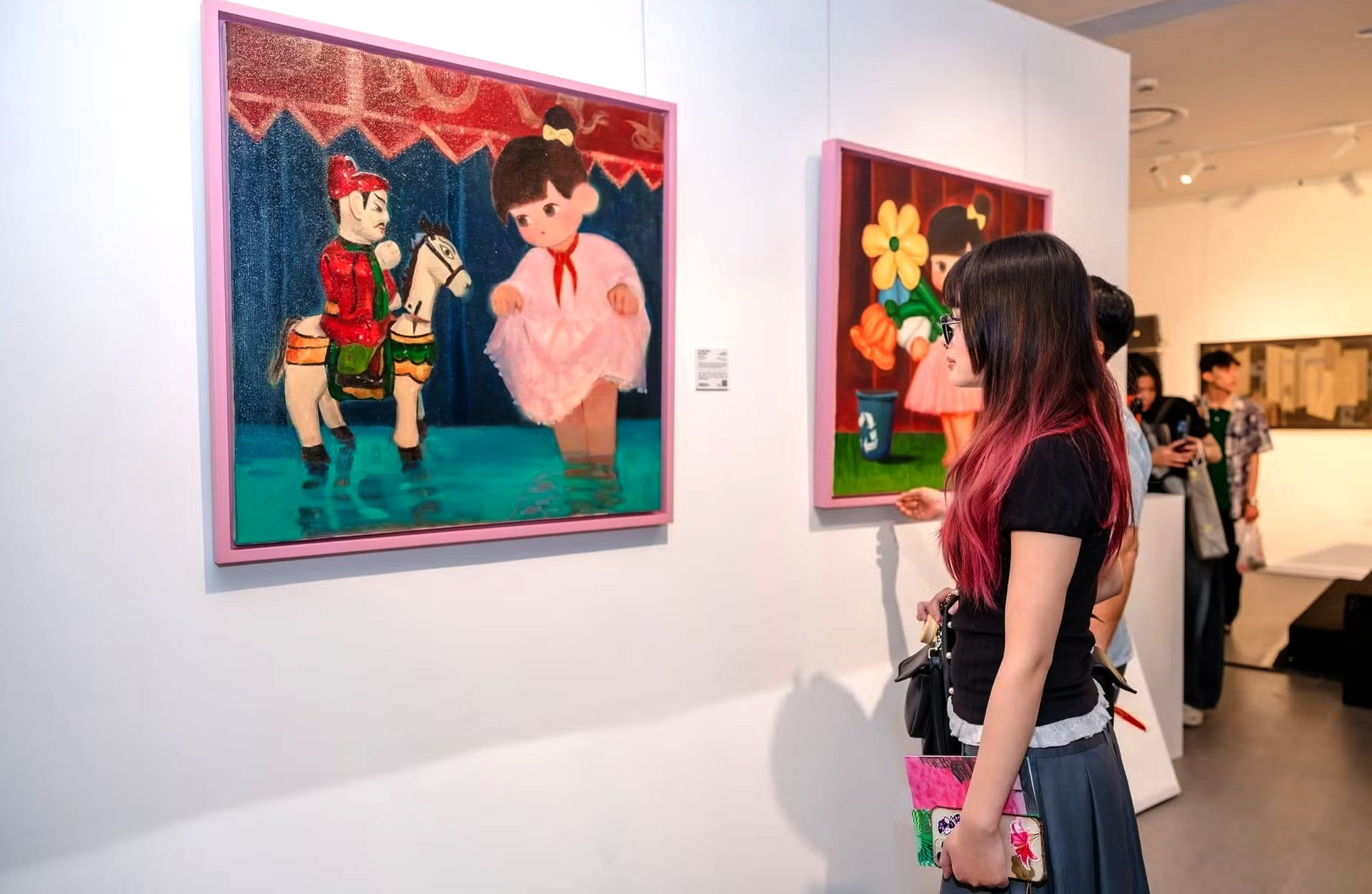 cong-chung-thuong-thuc-tac-pham-tai-trien-lam-bien-do-tuong-lai-.-anh-giang-nam.jpg