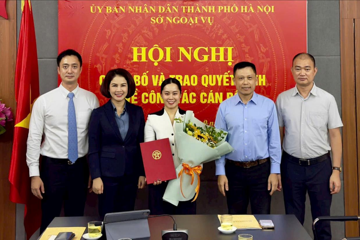 Sở Ngoại vụ thành phố Hà Nội trao các quyết định về công tác cán bộ