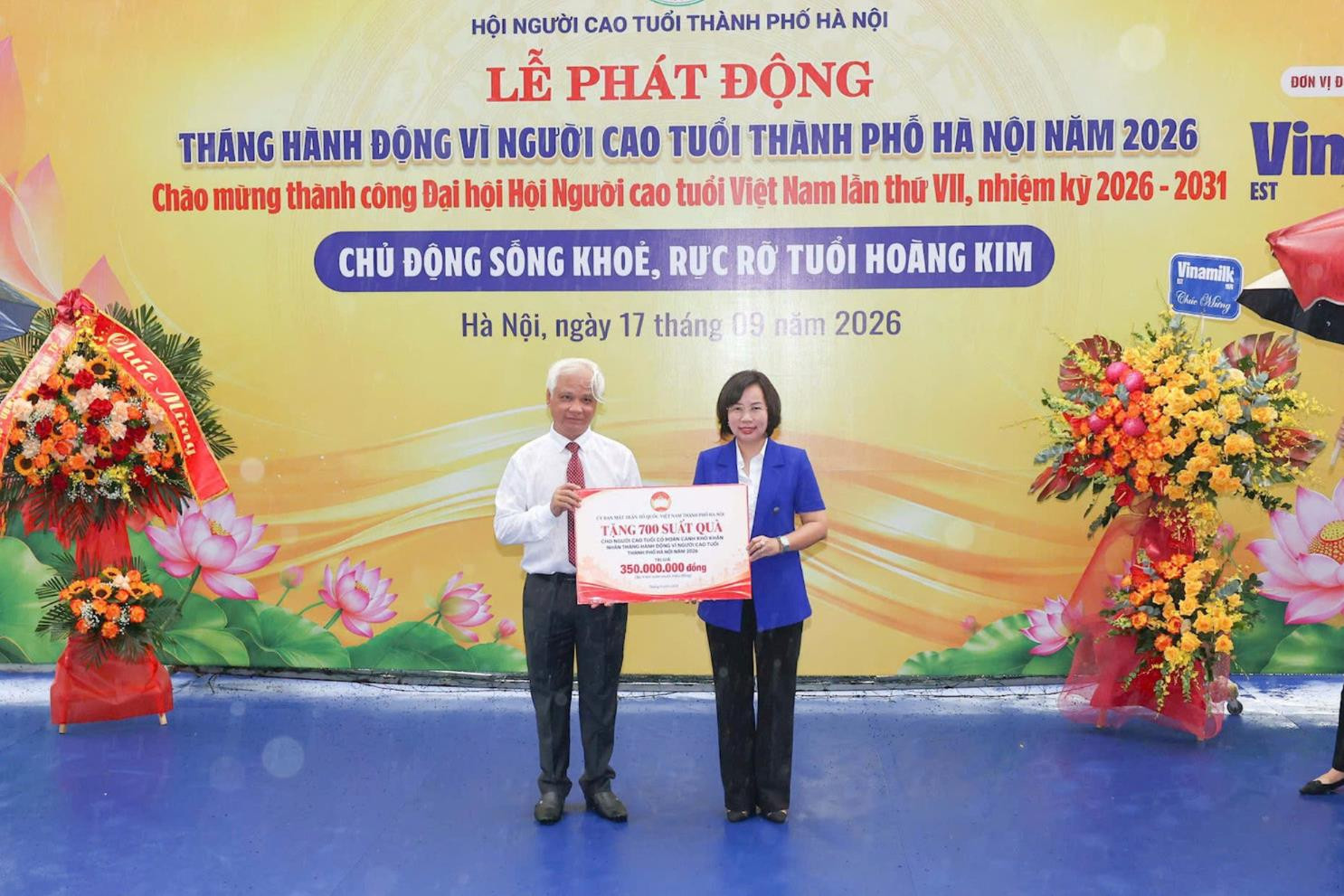 Chủ tịch Ủy ban Mặt trận Tổ quốc Việt Nam thành phố Hà Nội Bùi Huyền Mai trao kinh phí hỗ trợ cho các đại biểu người cao tuổi. Ảnh: PV