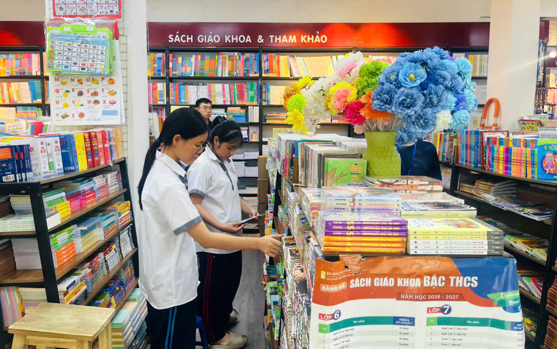 hoc-sinh-lua-chon-sach-giao-khoa-tai-cua-hang-cua-nha-xuat-ban-giao-duc-viet-nam.-anh-giao-duc.jpg