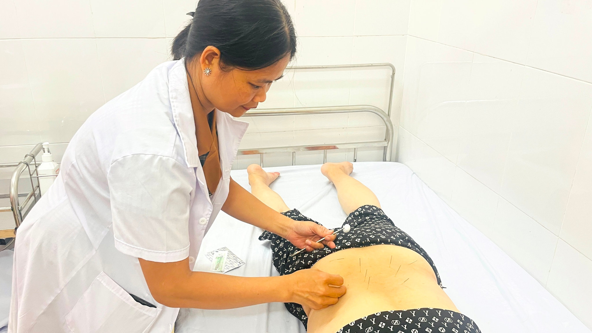 Trạm Y tế phường Vĩnh Tuy chú trọng kết hợp Y học cổ truyền với Y học hiện đại trong chăm sóc sức khỏe ban đầu cho nhân dân. Ảnh: Việt Thắng