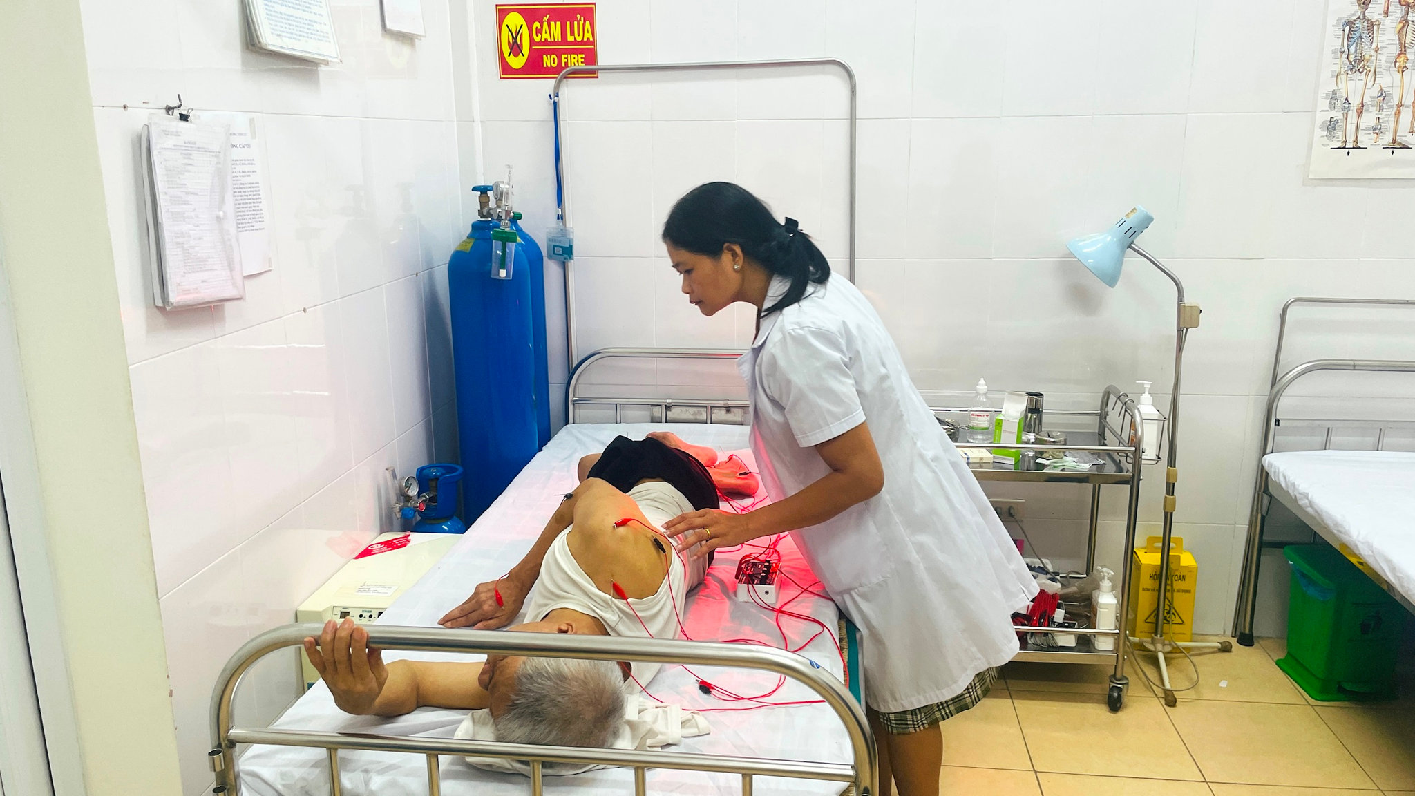 Bệnh nhân lớn tuổi được chăm sóc chu đáo bằng phương pháp y học cổ truyền tại Trạm y tế. Ảnh: Việt Thắng