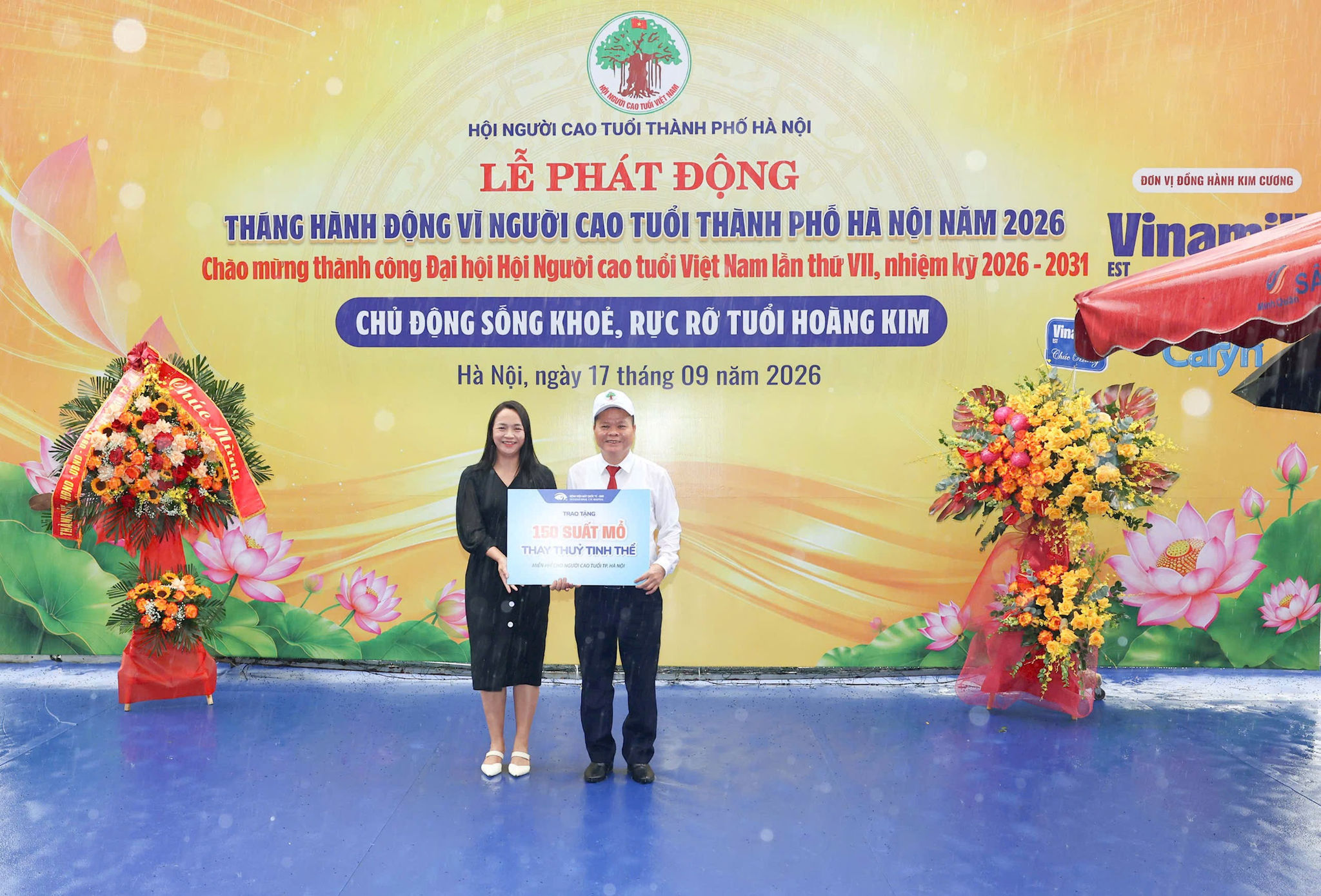 Phó Chủ tịch Thường trực Hội Người cao tuổi thành phố Hà Nội Phạm Huy Giáp tiếp nhận 150 suất mổ thay thủy tinh thể miễn phí từ Ban Tổ chức trao tặng. Ảnh: PV