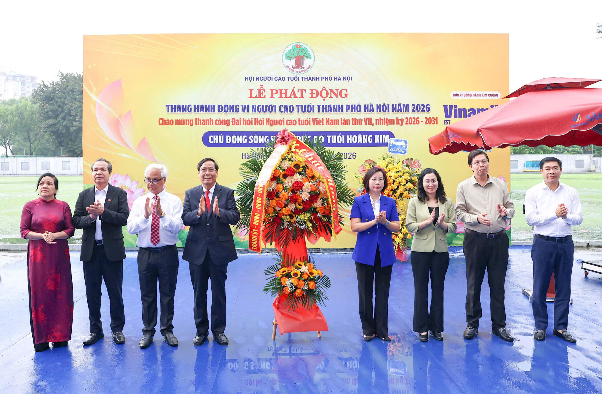 Phó Chủ tịch Ủy ban Trung ương MTTQ Việt Nam, Ủy viên Ban Thường vụ Thành ủy, Chủ tịch Ủy ban MTTQ Việt Nam thành phố Hà Nội Bùi Huyền Mai tặng hoa chúc mừng Đại hội Hội Người cao tuổi Việt Nam lần thứ VII. Ảnh: PV