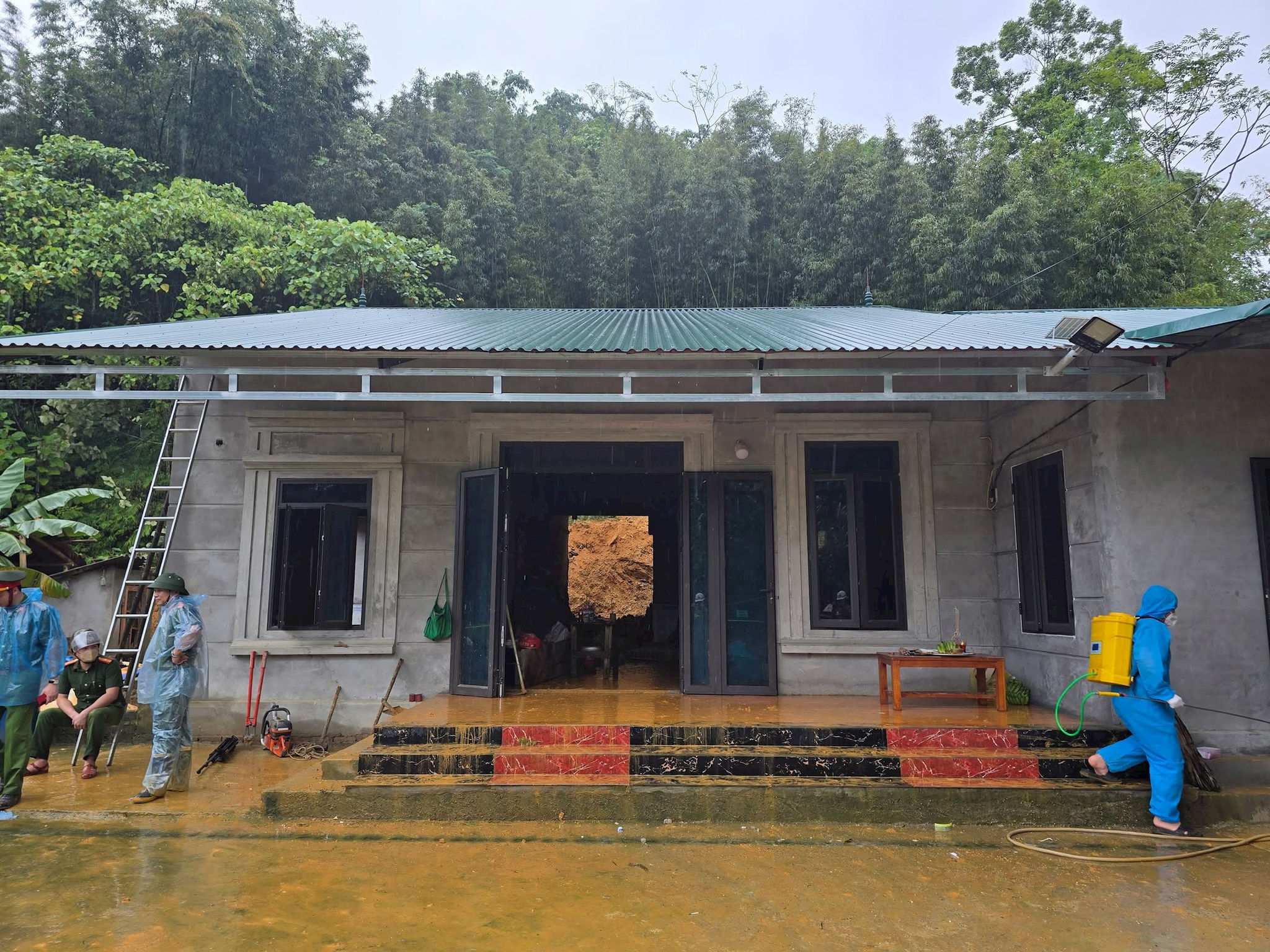 Ngôi nhà gia đình ông Xa Văn Dong gặp nạn sáng nay. Ảnh: Phương Thảo.
