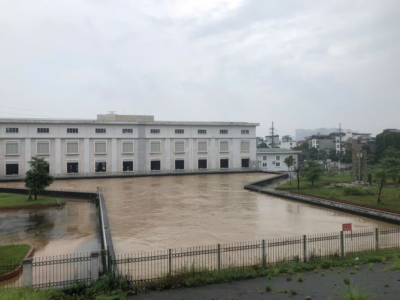 Trạm bơm tiêu Yên Nghĩa được vận hành trong ngày 17-9-2026. Ảnh: Tùng Nguyễn.