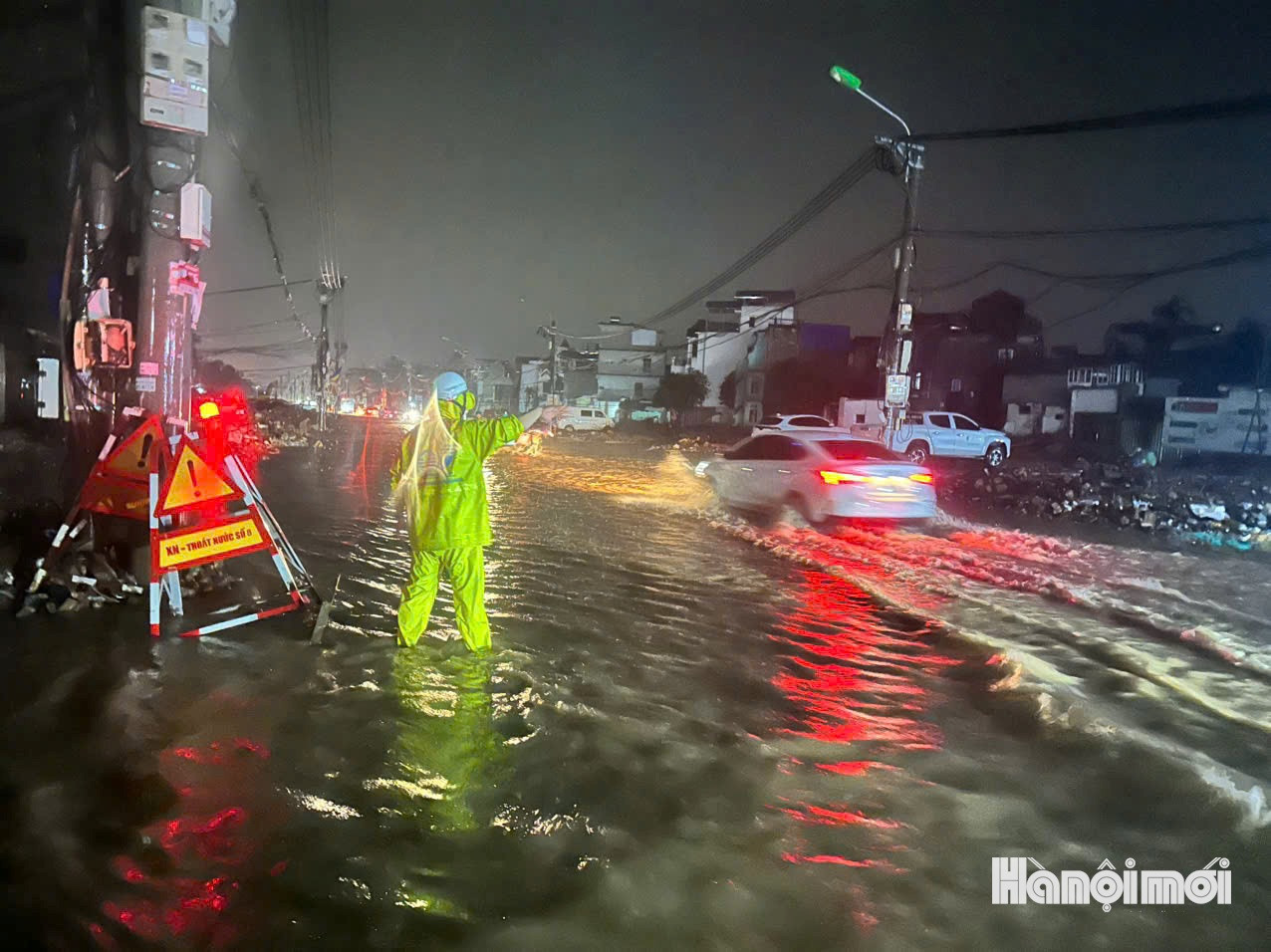 Công nhân Công ty TNHH MTV Thoát nước Hà Nội ứng trực trong mưa lớn, kịp thời xử lý các điểm phát sinh trên địa bàn.