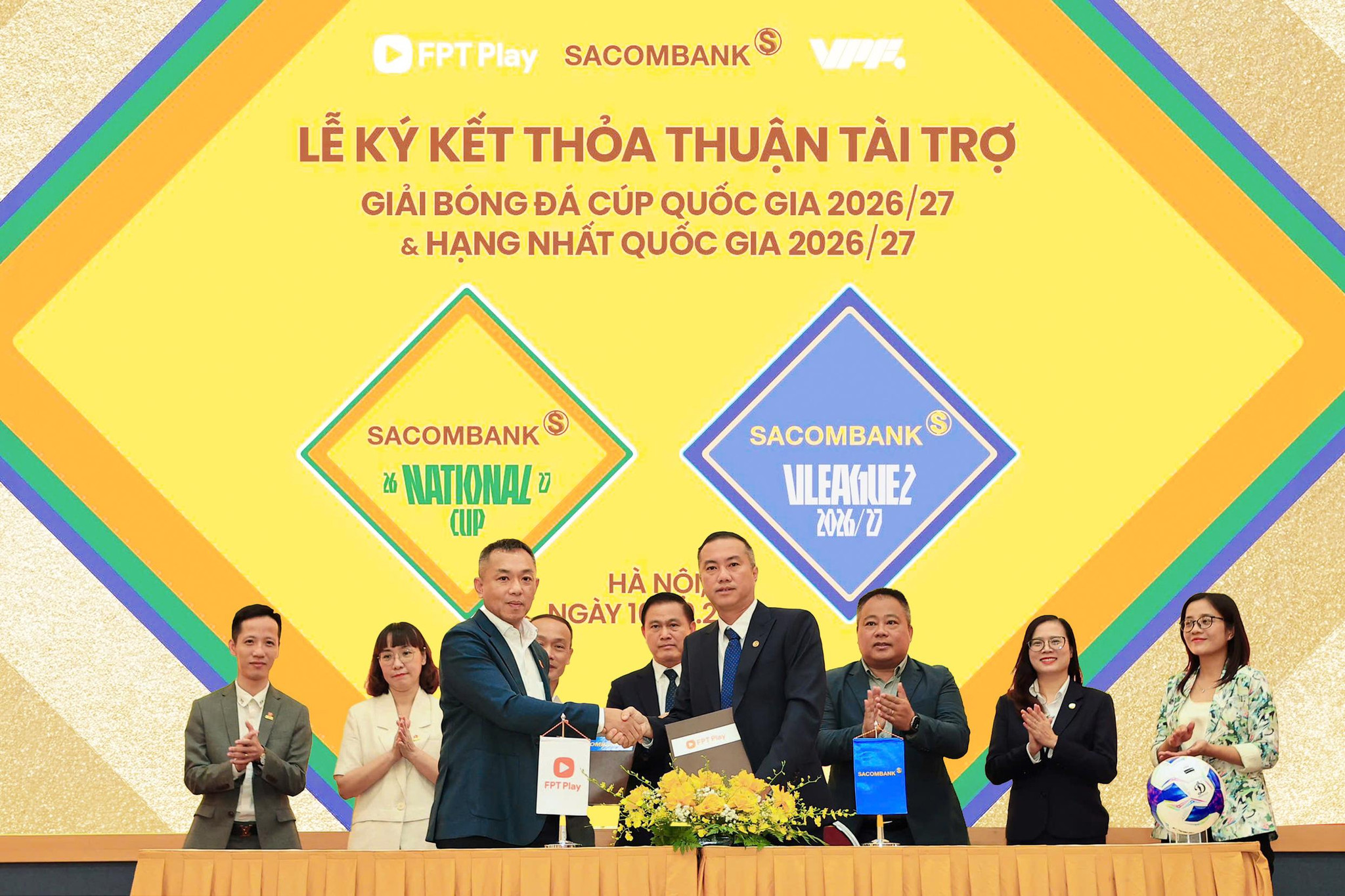 3-dai-dien-sacombank-ong-nguyen-xuan-vu-thanh-vien-hdqt-va-dai-dien-fpt-telecom-ong-pham-thanh-tuan-pho-tgd-thuc-hien-nghi-thuc-ky-ket-tai-tro-giai-cup-quoc-gia.jpg
