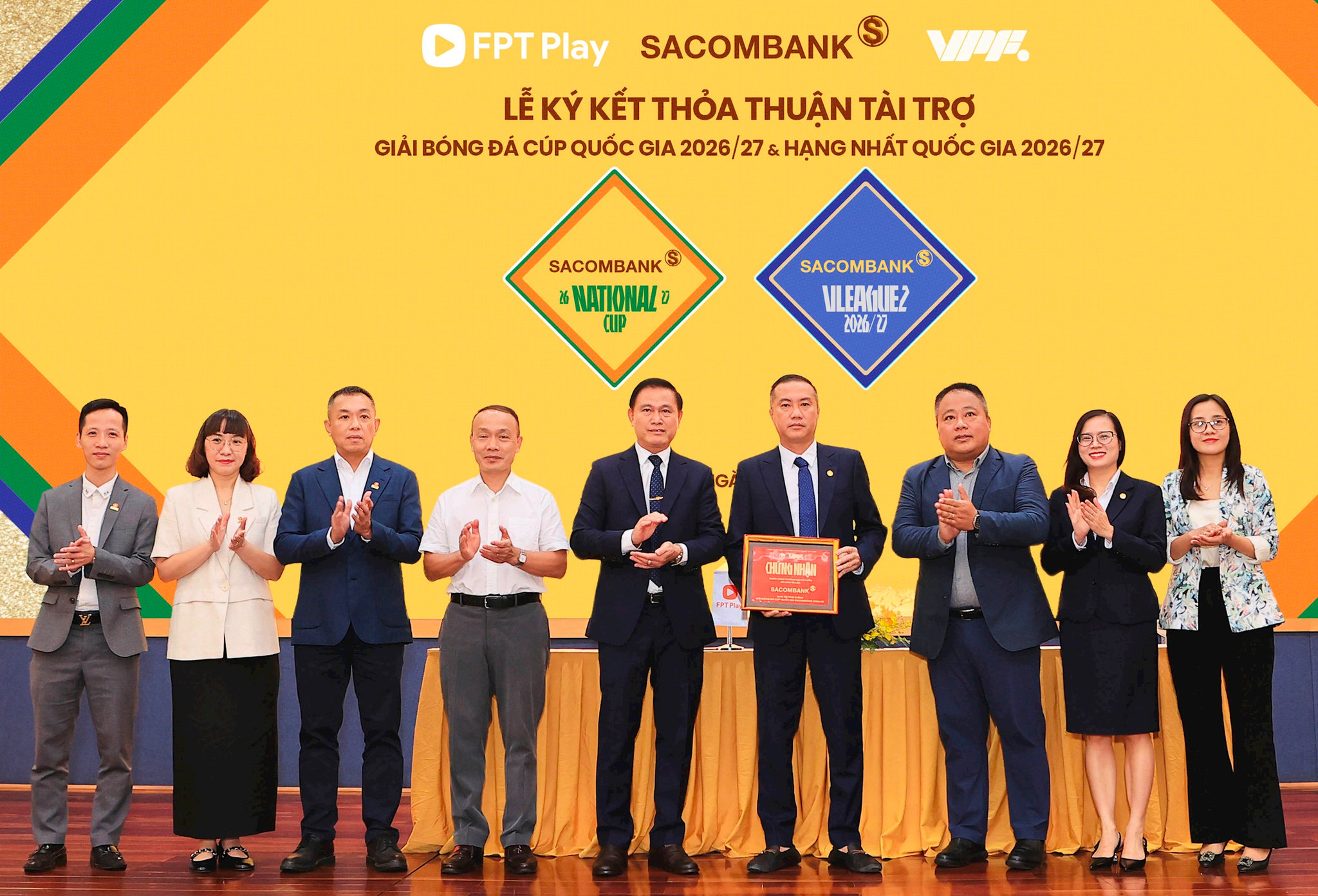 5-dai-dien-sacombank-ong-nguyen-xuan-vu-thanh-vien-hdqt-nhan-chung-nhan-nha-tai-tro-chinh-cho-hai-giai-dau-bong-da-chuyen-nghiep-cap-quoc-gia.jpg