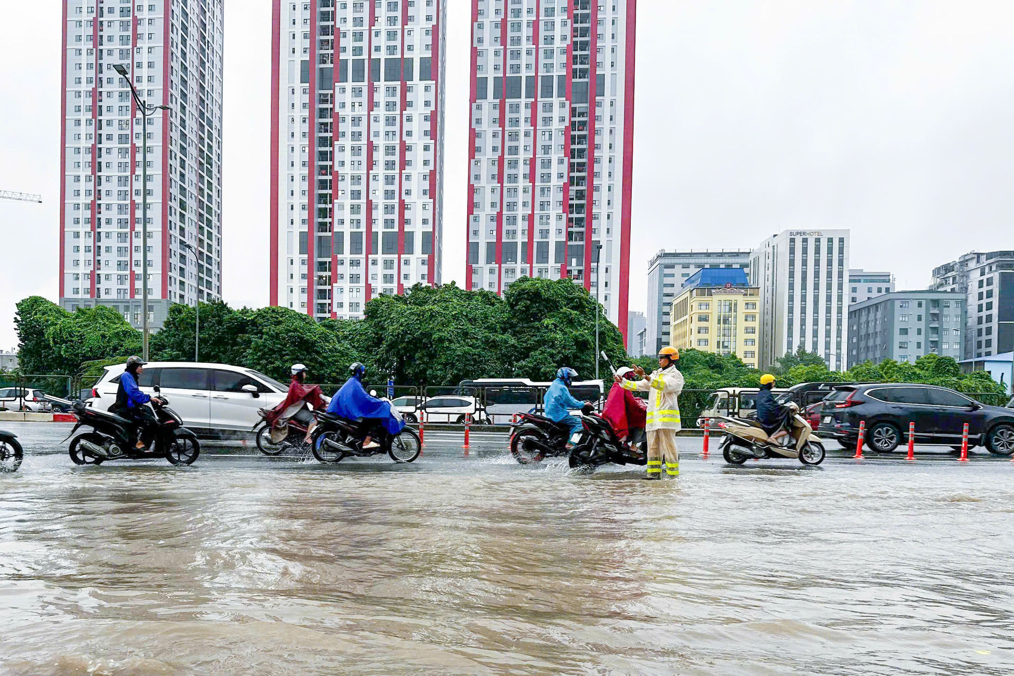Giữa trời mưa, CSGT Hà Nội túc trực phân luồng, hỗ trợ người dân Giữa trời mưa, CSGT Hà Nội túc trực phân luồng, hỗ trợ người dân
