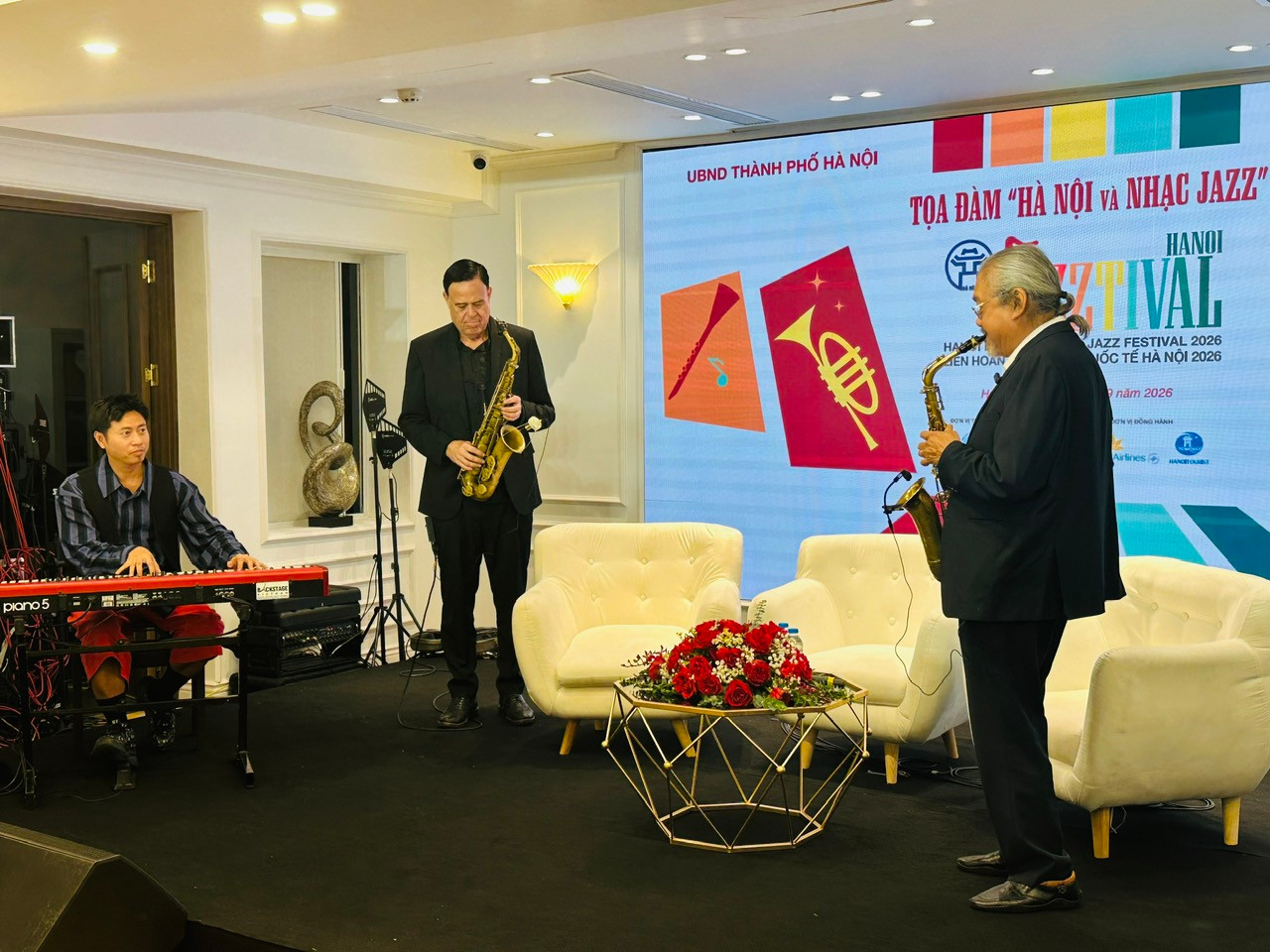 NSƯT Quyền Văn Minh và nghệ sĩ David Carlos Valdez biểu diễn ngẫu hứng trong buổi toạ đàm Ảnh: Hoàng Quyên