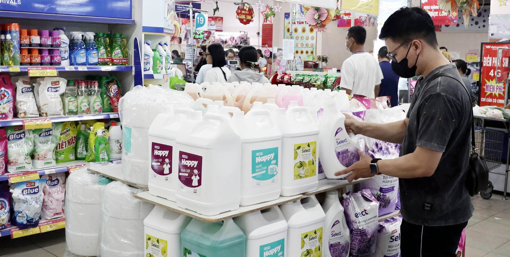 Người tiêu dùng mua sản phẩm khuyến mãi tại a siêu thị Co.op Mart. Ảnh: Hoài Nam