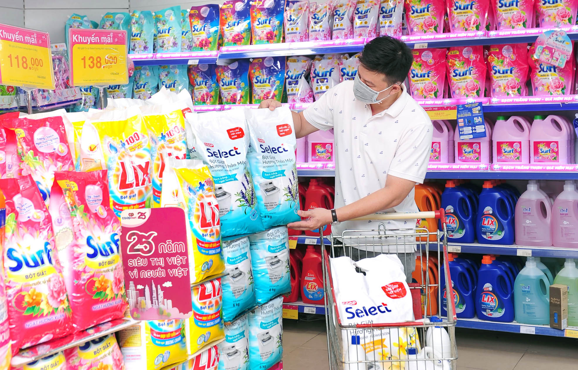 Người tiêu dùng mua sản phẩm NHR của siêu thị Co.op Mart. Ảh: Hoài Nam