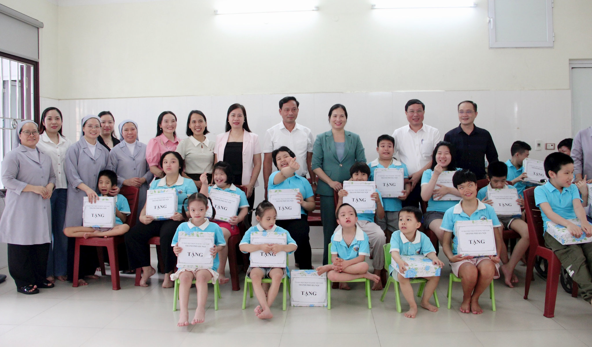 Phó Chủ tịch Ủy ban MTTQ Việt Nam thành phố Hà Nội Nguyễn Thị Thu Huyền cũng đến trao quà Trung thu tại Dòng Phaolo - Giáo xứ Thạch Bích. Ảnh: Lê Phương.