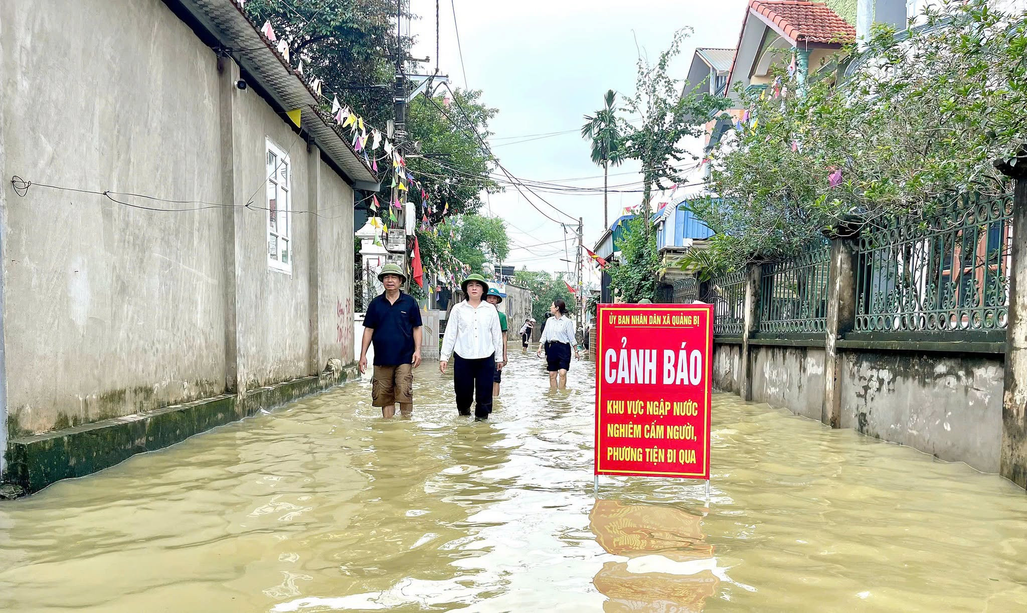 Lãnh đạo xã Quảng Bị kiểm tra, chỉ đạo sơ tán, hỗ trợ các hộ dân trong vùng ngập lụt. Ảnh: Vũ Liên