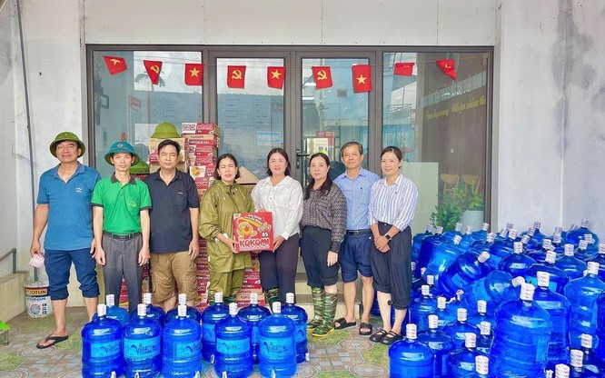 Xã Quảng Bị chuẩn bị nhu yếu phẩm hỗ trợ người dân vùng ngập lụt. Ảnh: Phương Liên
