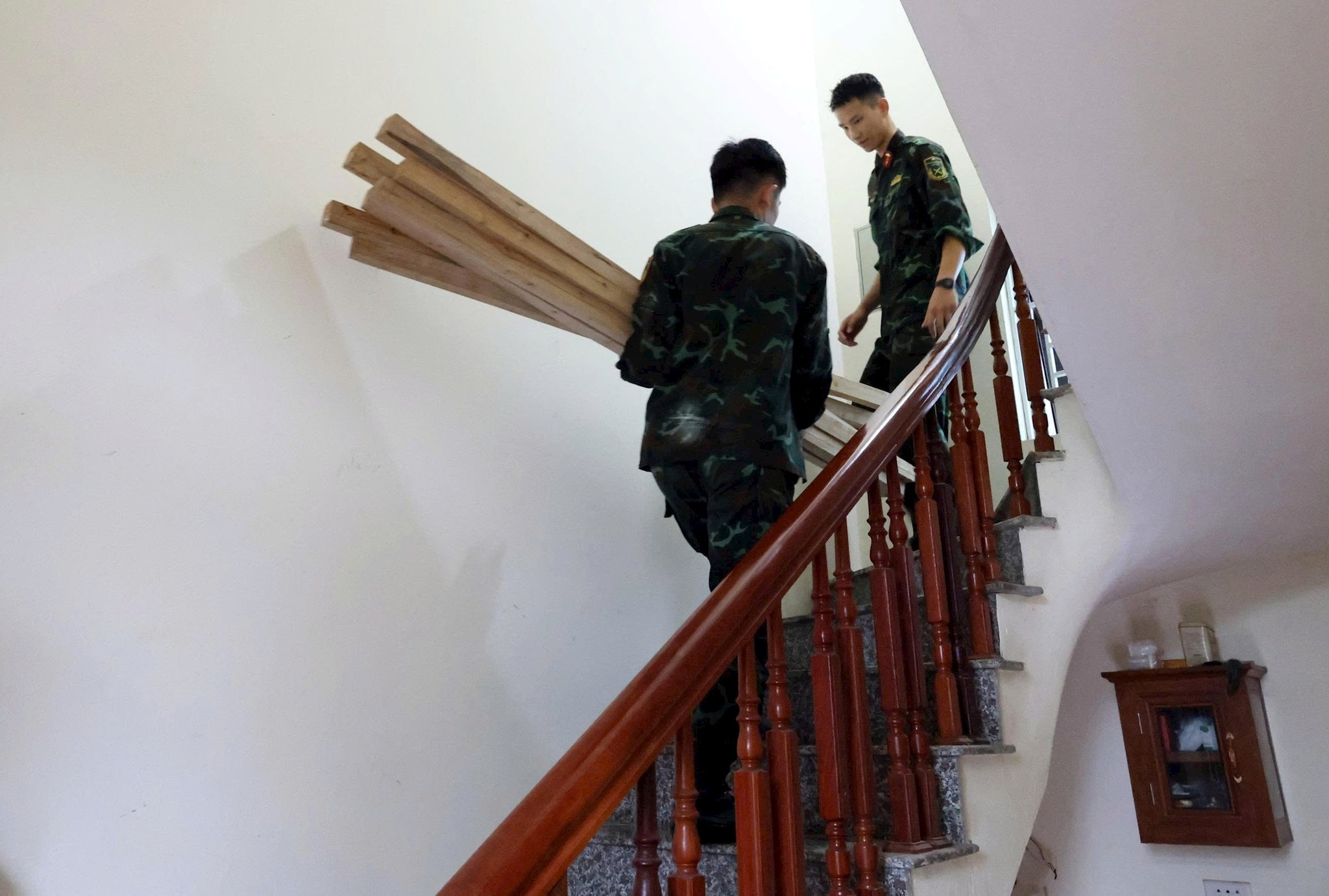 Chiến sĩ quân đội hỗ trợ người dân vùng ngập lụt xã Xuân Mai sơ tán đến nơi ở an toàn. Ảnh: Thu Hiền