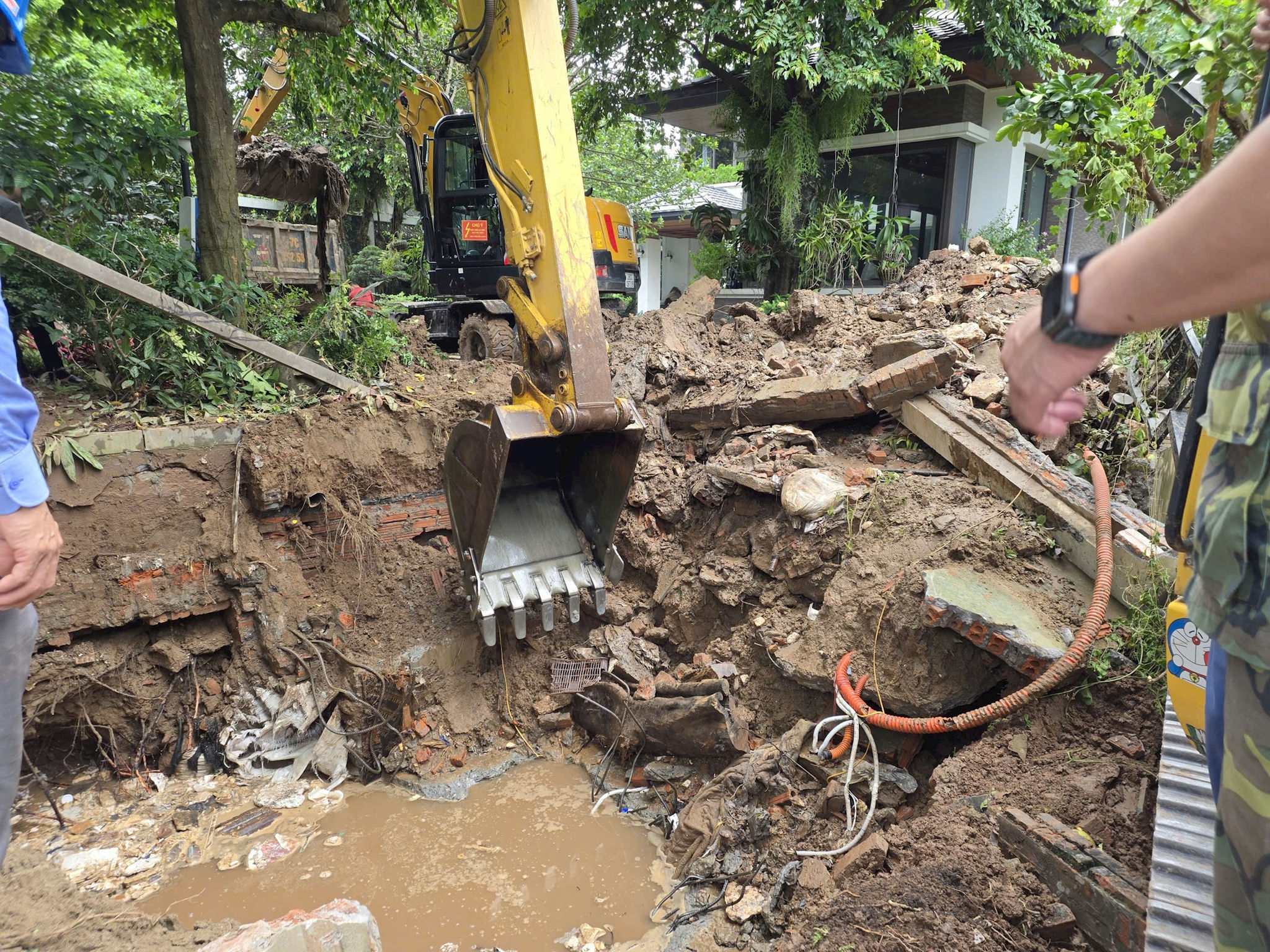 Phường Hồng Hà sử dụng máy xúc để khơi thông dòng chảy, giải quyết úng ngập. Ảnh: PH