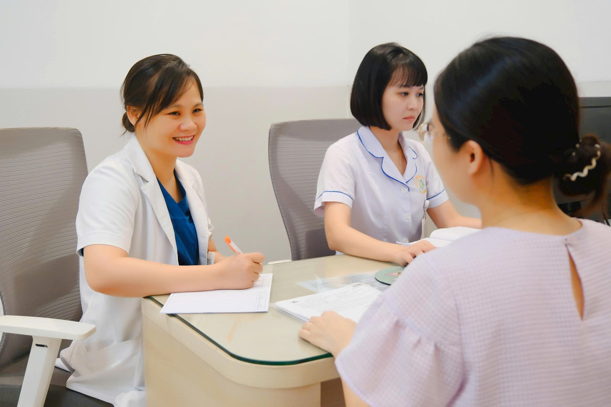 Thạc sĩ, bác sĩ chuyên khoa II Nguyễn Thị Minh Thanh, Trưởng Khoa khám Chuyên gia, Bệnh viện Phụ sản Hà Nội khám, tư vấn cho người bệnh. Ảnh: Bá Thành