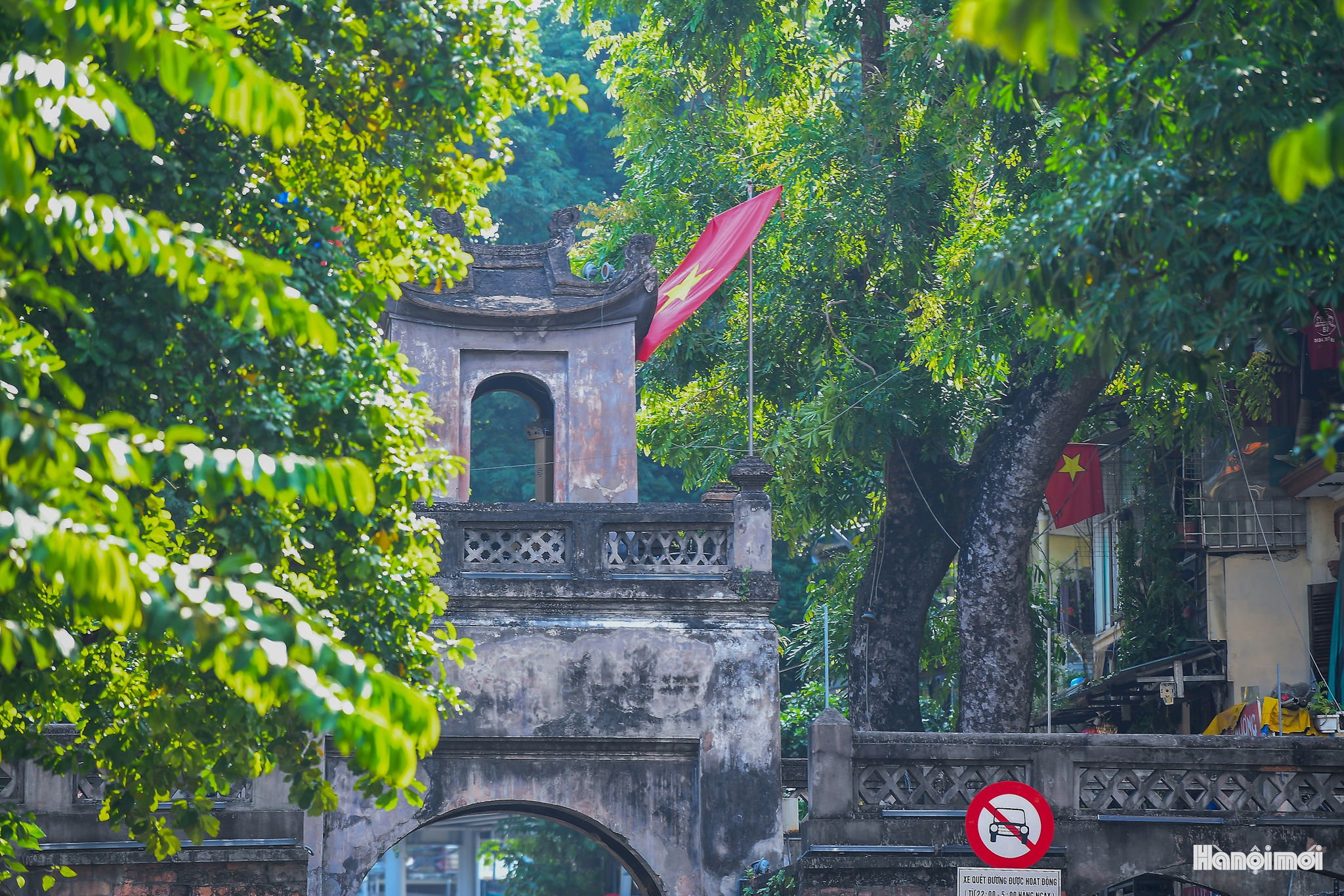 Đi qua những thăng trầm của lịch sử, Ô Quan Chưởng ngày nay vẫn còn khá nguyên vẹn lối tam quan với cửa chính và hai cửa phụ. Trên nóc cửa chính là vọng lâu; phía trên cửa lớn có ba chữ Hán “Đông Hà môn”.