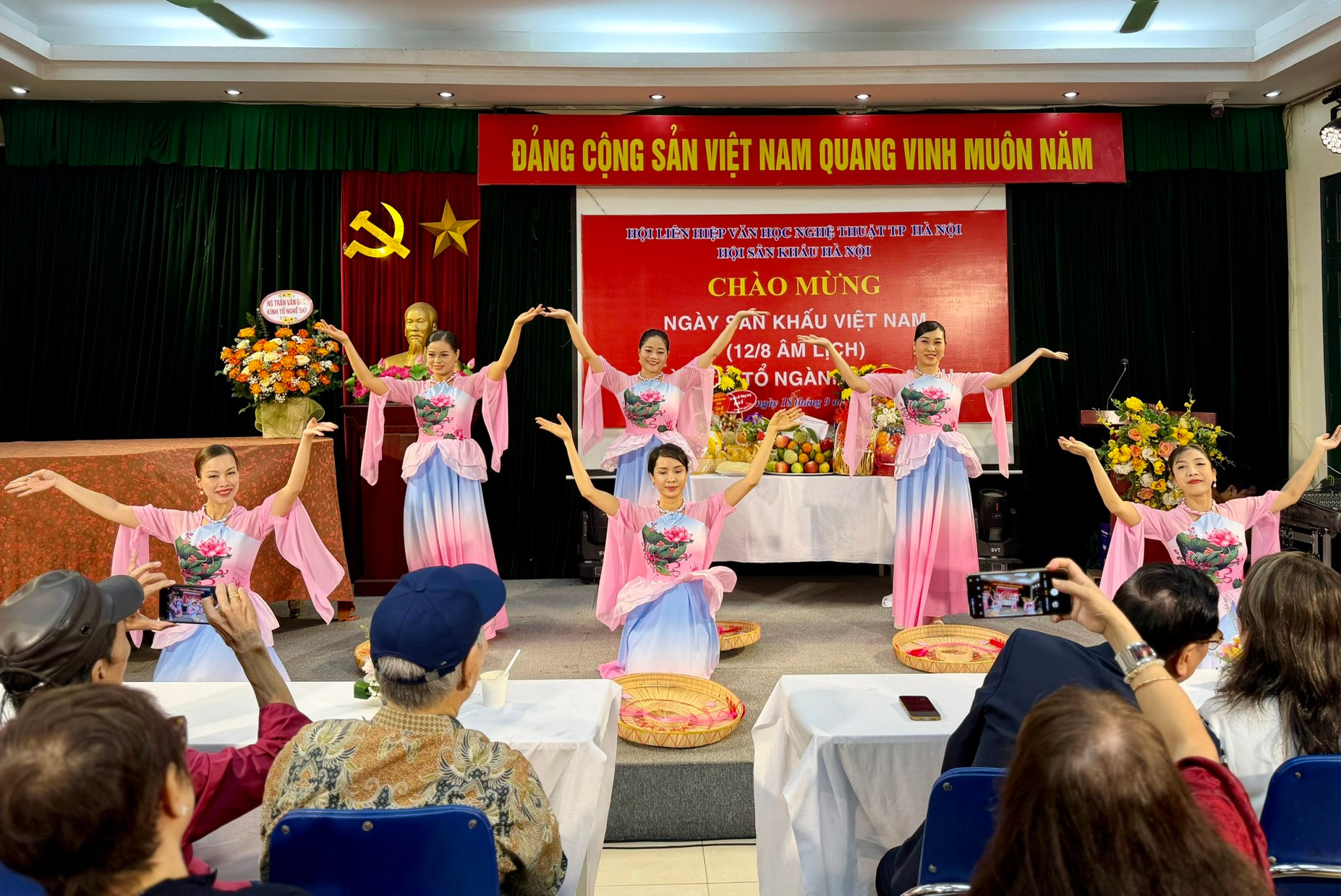 bieu-dien-ngay-san-khau.jpg