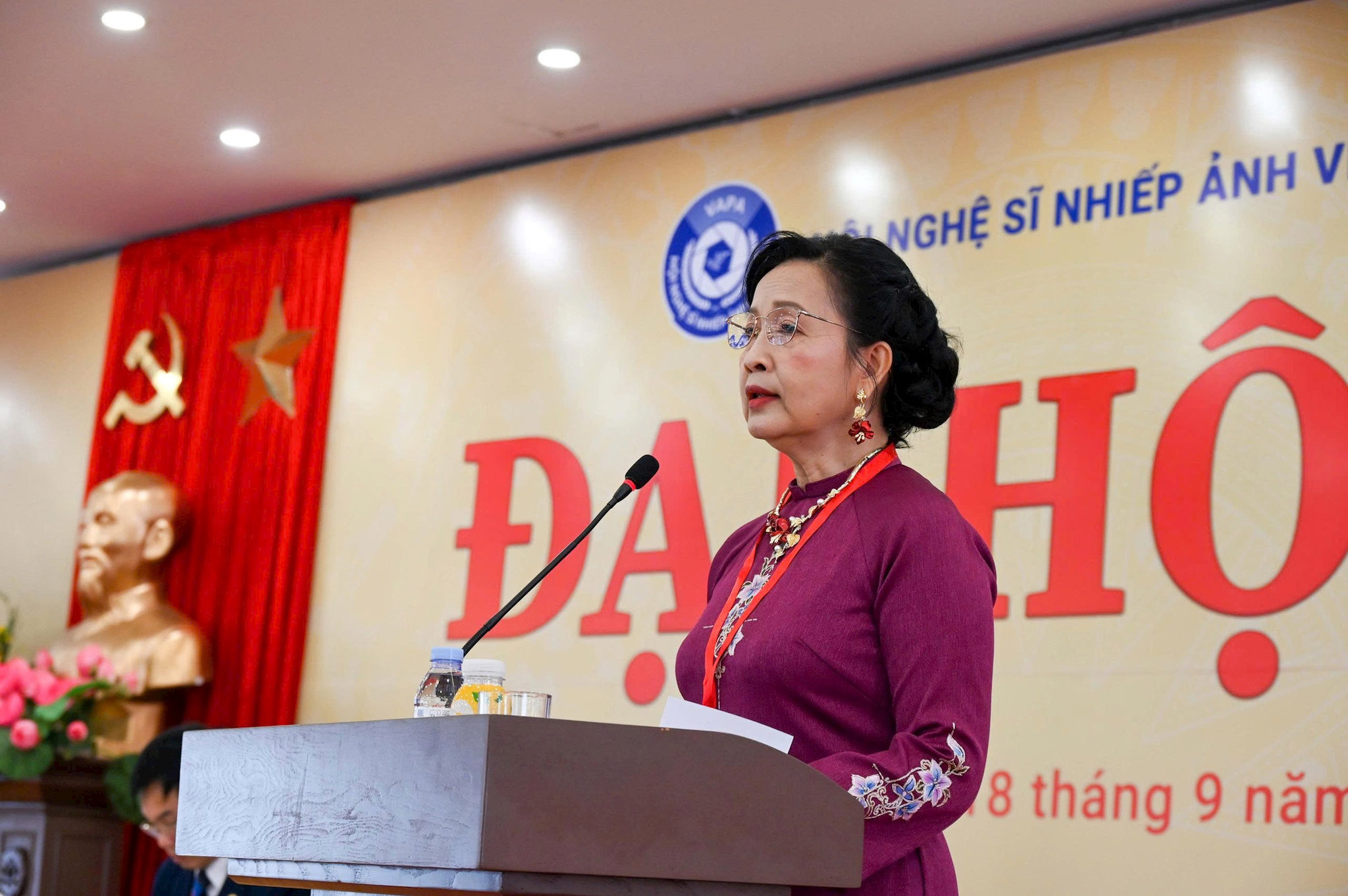 Nghệ sĩ nhiếp ảnh Trần Thị Thu Đông, Chủ tịch Hội Nghệ sĩ nhiếp ảnh Việt Nam phát biểu. Ảnh: Ban tổ c
