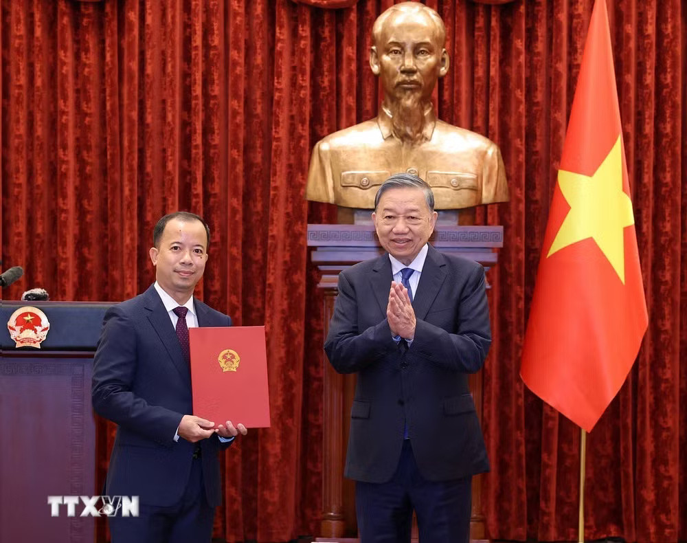 ttxvn-tong-bi-thu-chu-tich-nuoc-trao-quyet-dinh-bo-nhiem-2-dai-su-viet-nam-tai-nuoc-ngoai-1809-3.jpg