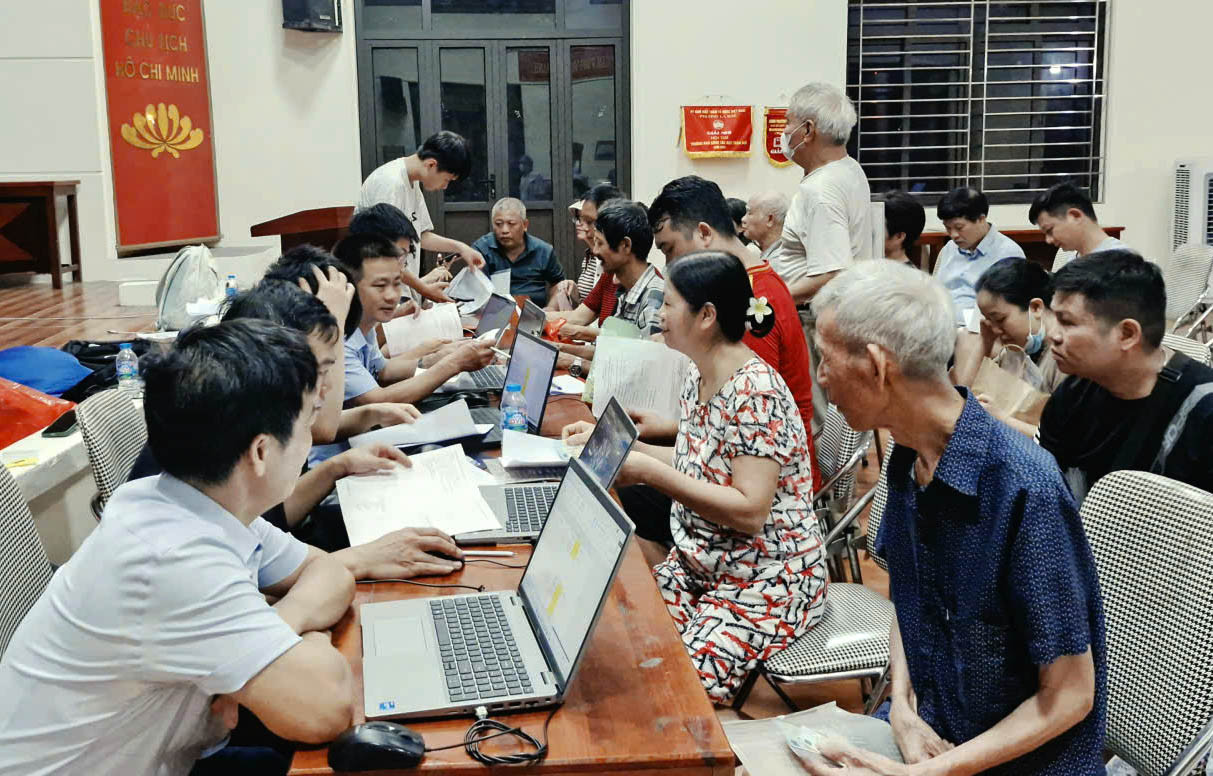 nguoi-dan-cung-cap-thong-tin-lam-sach-du-lieu-dat-dai-tai-phuong-ha-dong.-anh-hoang-son.jpg