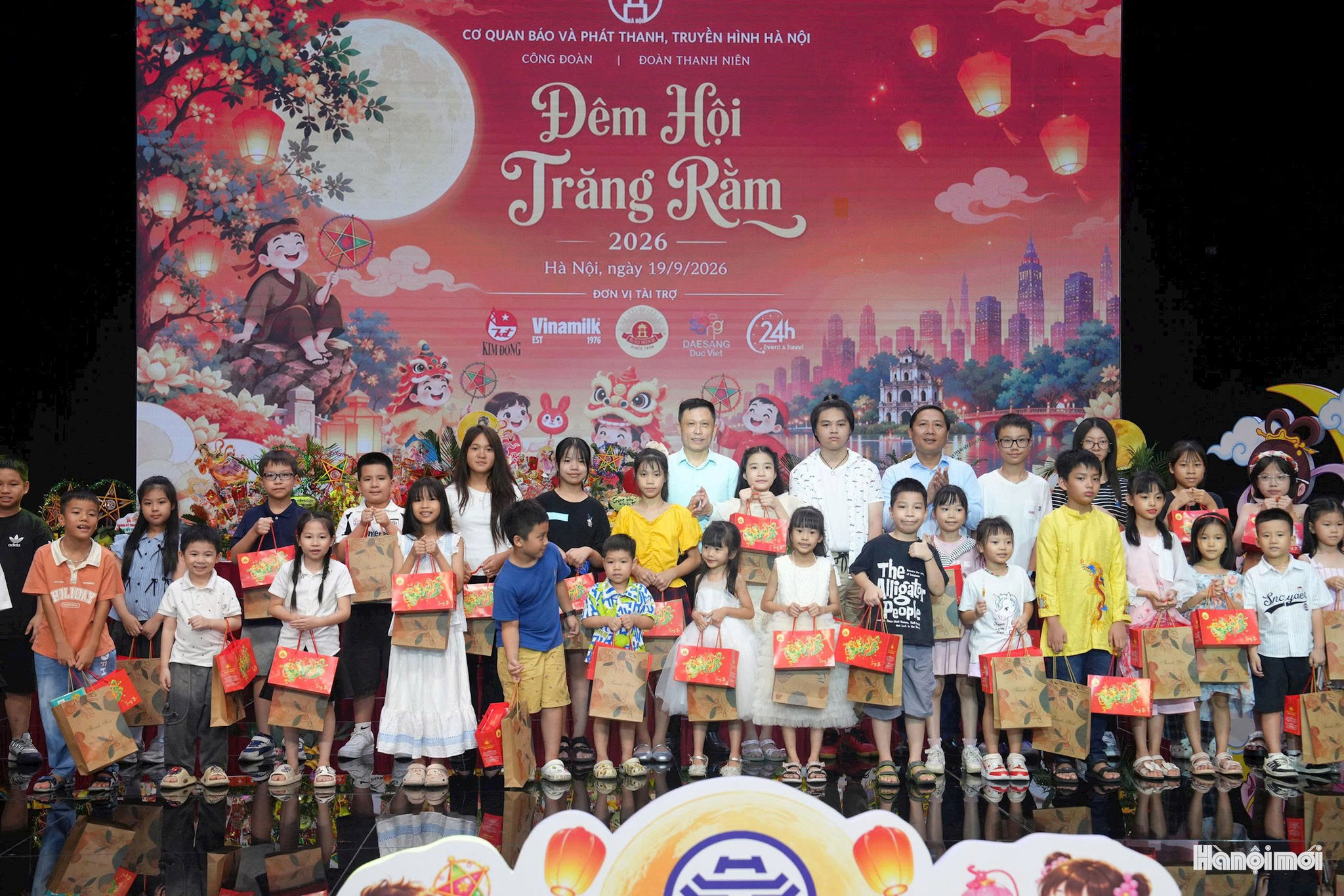 Bí thư Đảng ủy, Giám đốc Cơ quan Báo và Phát thanh, Truyền hình Hà Nội Nguyễn Thanh Liêm; Phó Bí thư Thường trực Đảng ủy, Phó Giám đốc, Chủ tịch Công đoàn Cơ quan Báo và Phát thanh, Truyền hình Hà Nội Nguyễn Thành Lợi trao phần quà Trung thu đến các cháu thiếu nhi. Ảnh: Phạm Hùng