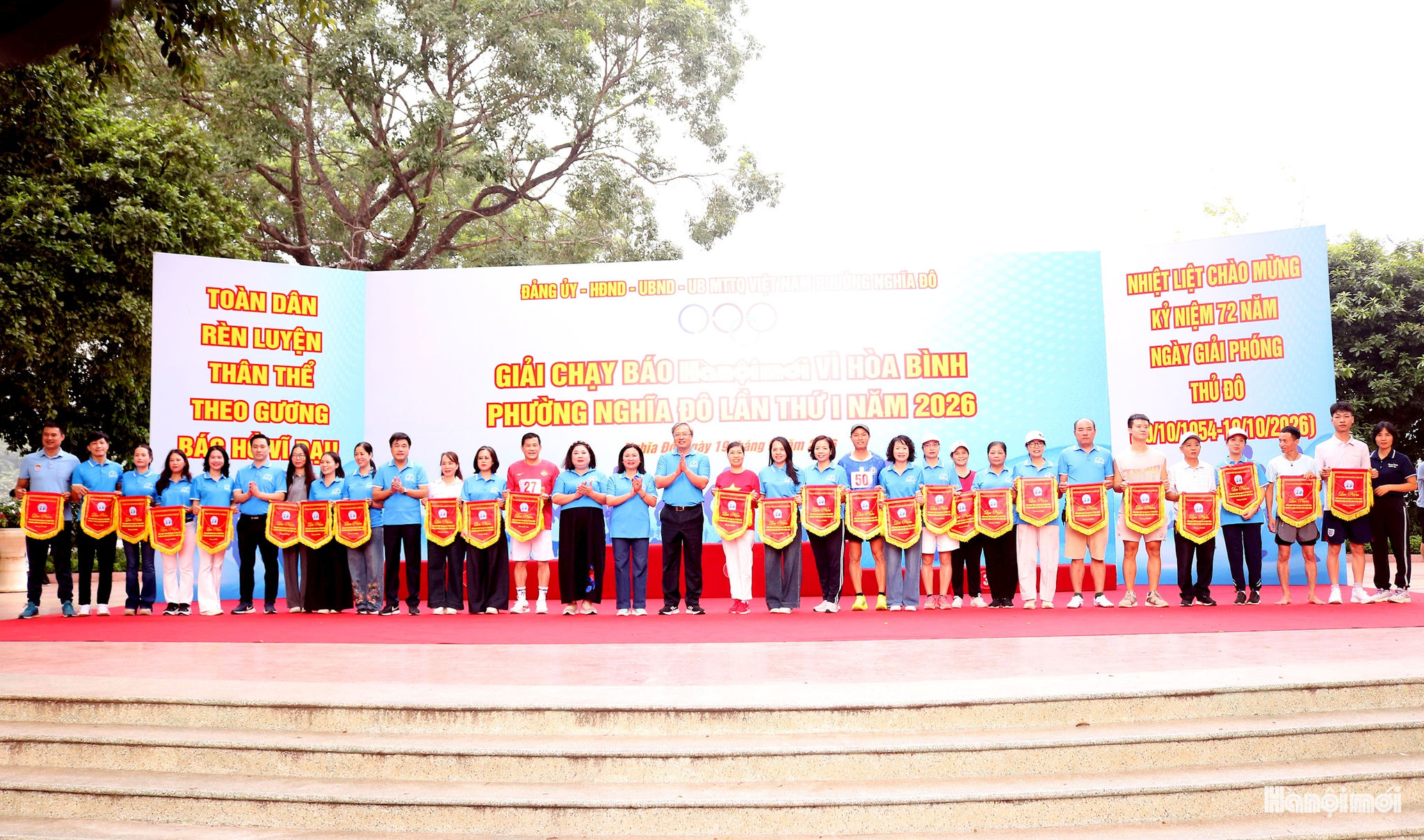 Lãnh đạo phường Nghĩa Đô và các đại biểu trao cờ lưu niệm cho các đơn vị tham gia giải chạy. Ảnh