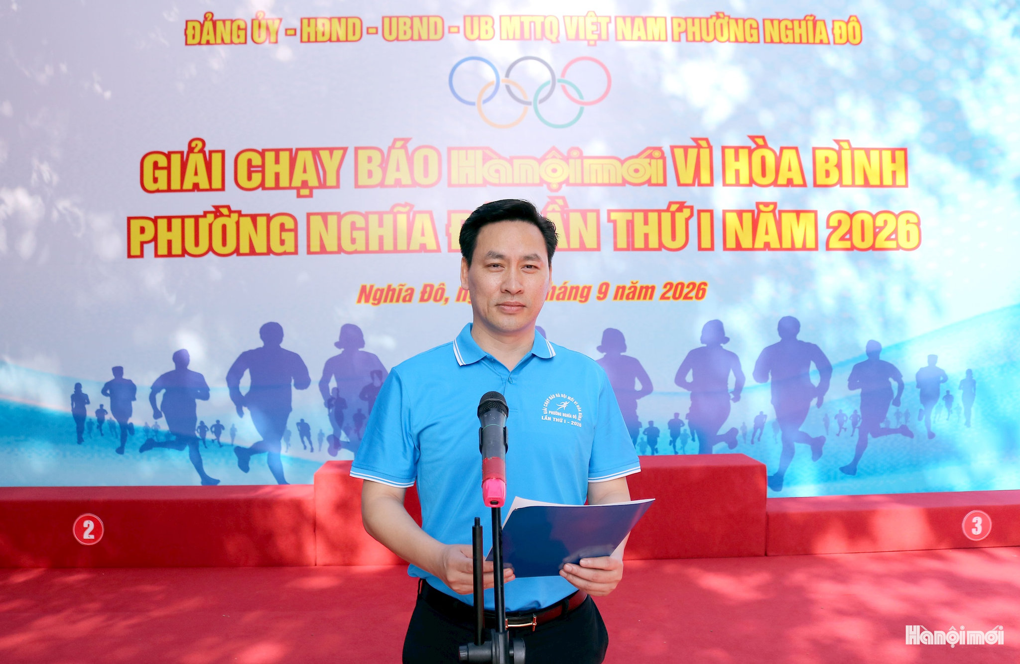 Phó chủ tịch UBND phường Nghĩa Đô Lê Mạnh Tiến phát biểu khai mạc. Ảnh: