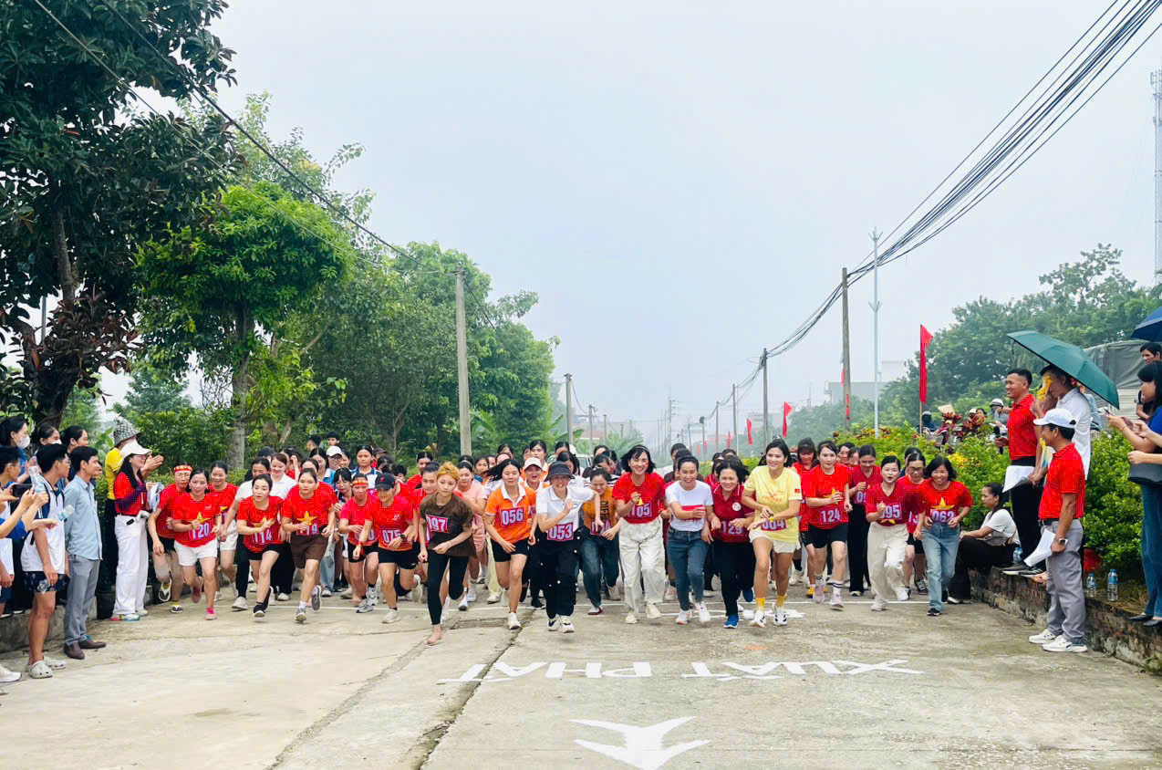 Các vận động viên xuất phát ở cự ly dành cho nữ chính.
