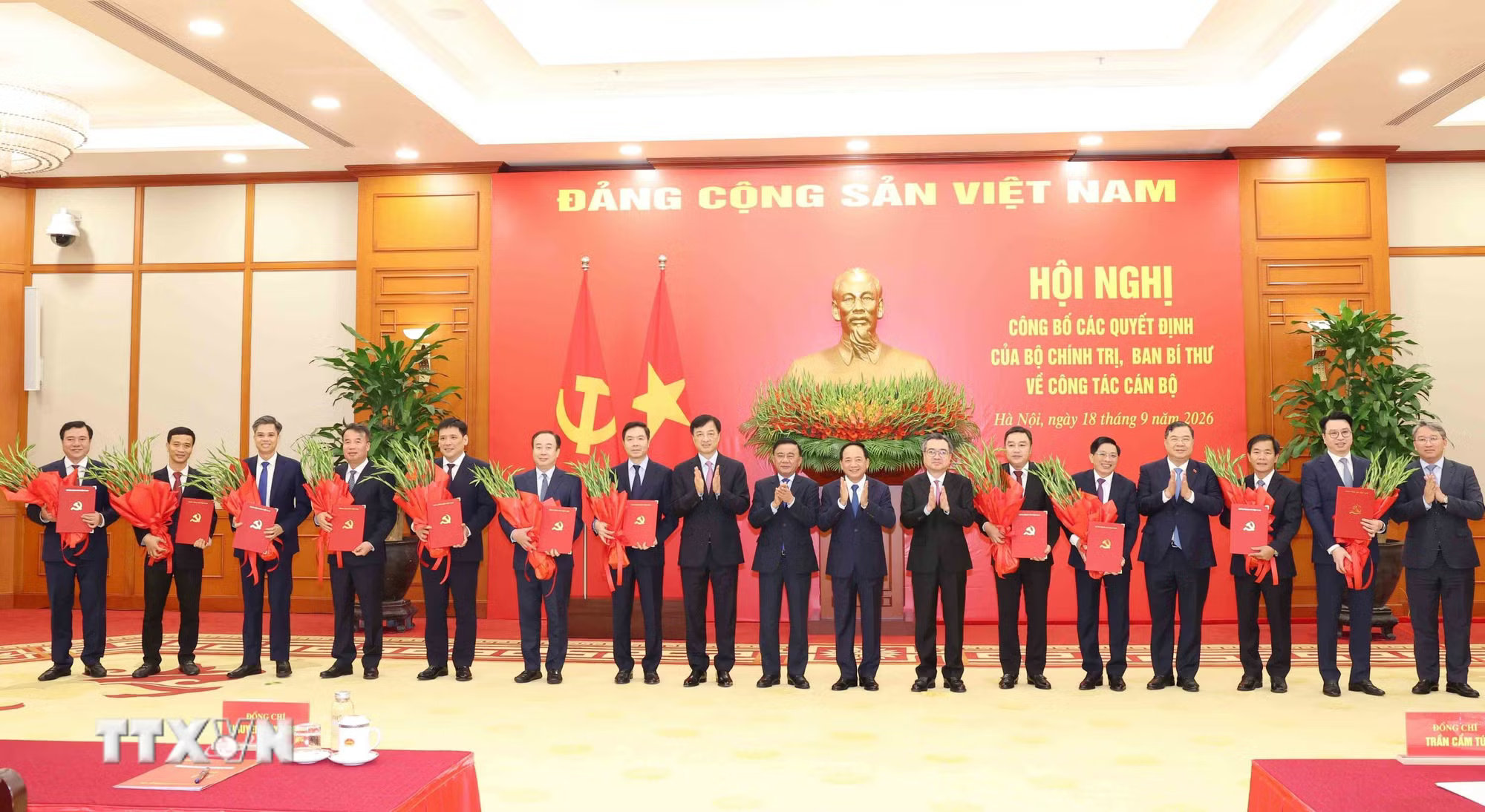 Thường trực Ban Bí thư Trần Cẩm Tú trao Quyết định của Bộ Chính trị, Ban Bí thư cho 12 đồng chí giữ chức Phó Bí thư Thường trực Tỉnh uỷ và các Phó Ban Đảng Trung ương. (Ảnh: Phương Hoa/TTXVN)