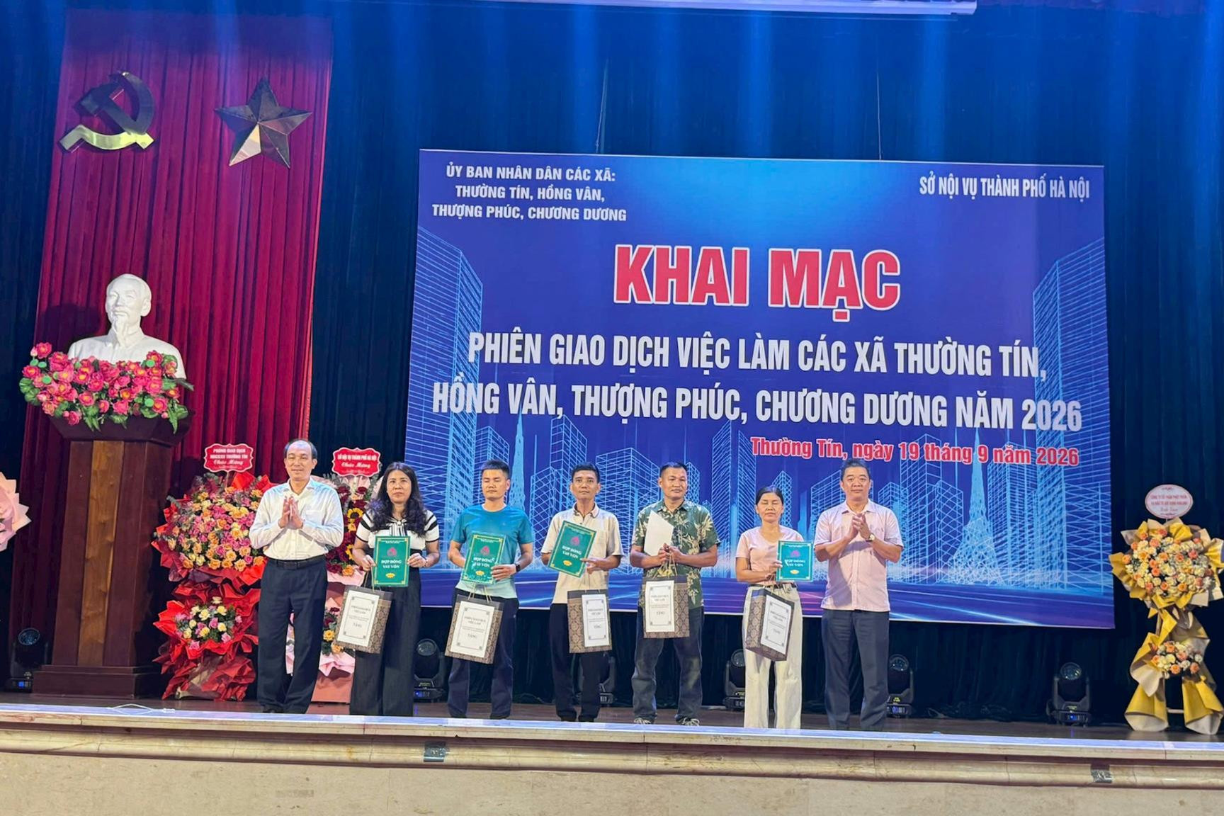 Trao Hợp đồng vay vốn và quà của Ban Tổ chức cho người lao động. Ảnh: Mai Hoa