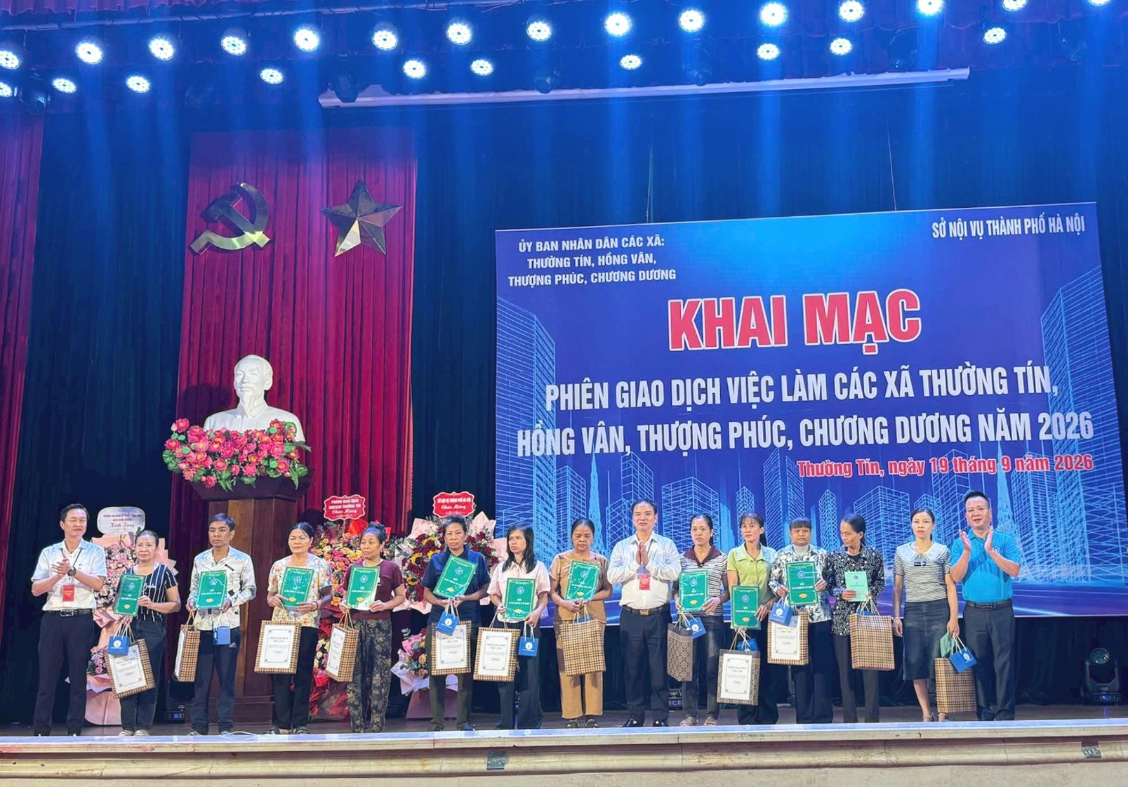 Trao quà và sổ Bảo hiểm xã hội tự nguyện cho người lao động. Ảnh: Mai Hoa