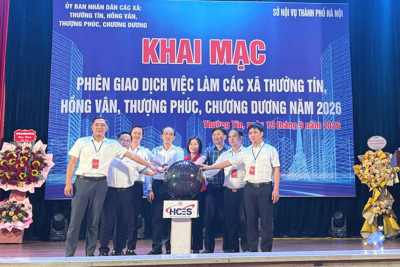 Khoảnh khắc trước lúc các đại biểu bắt đầu nhấn nút, chính thức khai mạc Phiên giao dịch việc làm. Ảnh: Mai Hoa
