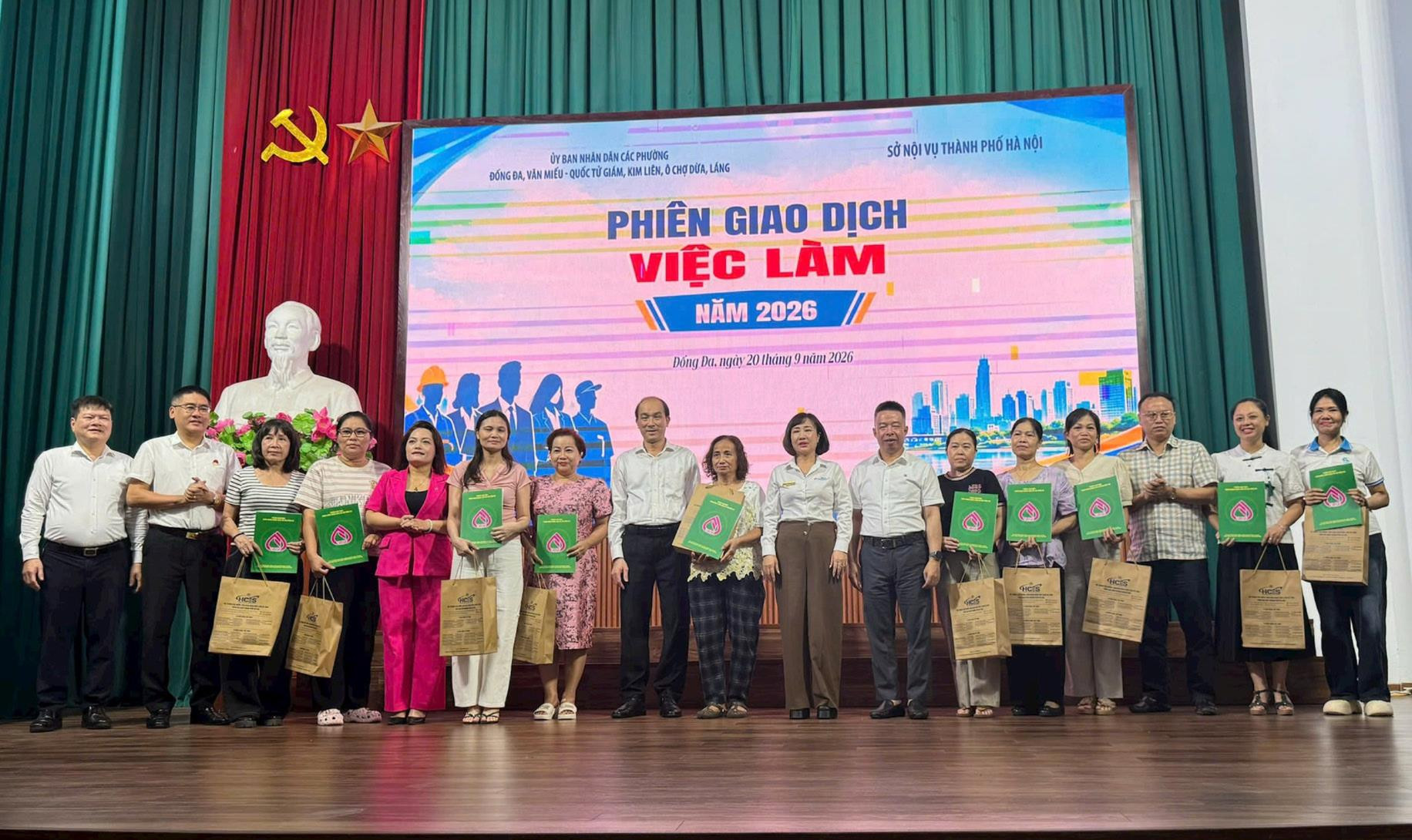 Hoạt động trao Hợp đồng vay vốn tại chương trình. Ảnh: