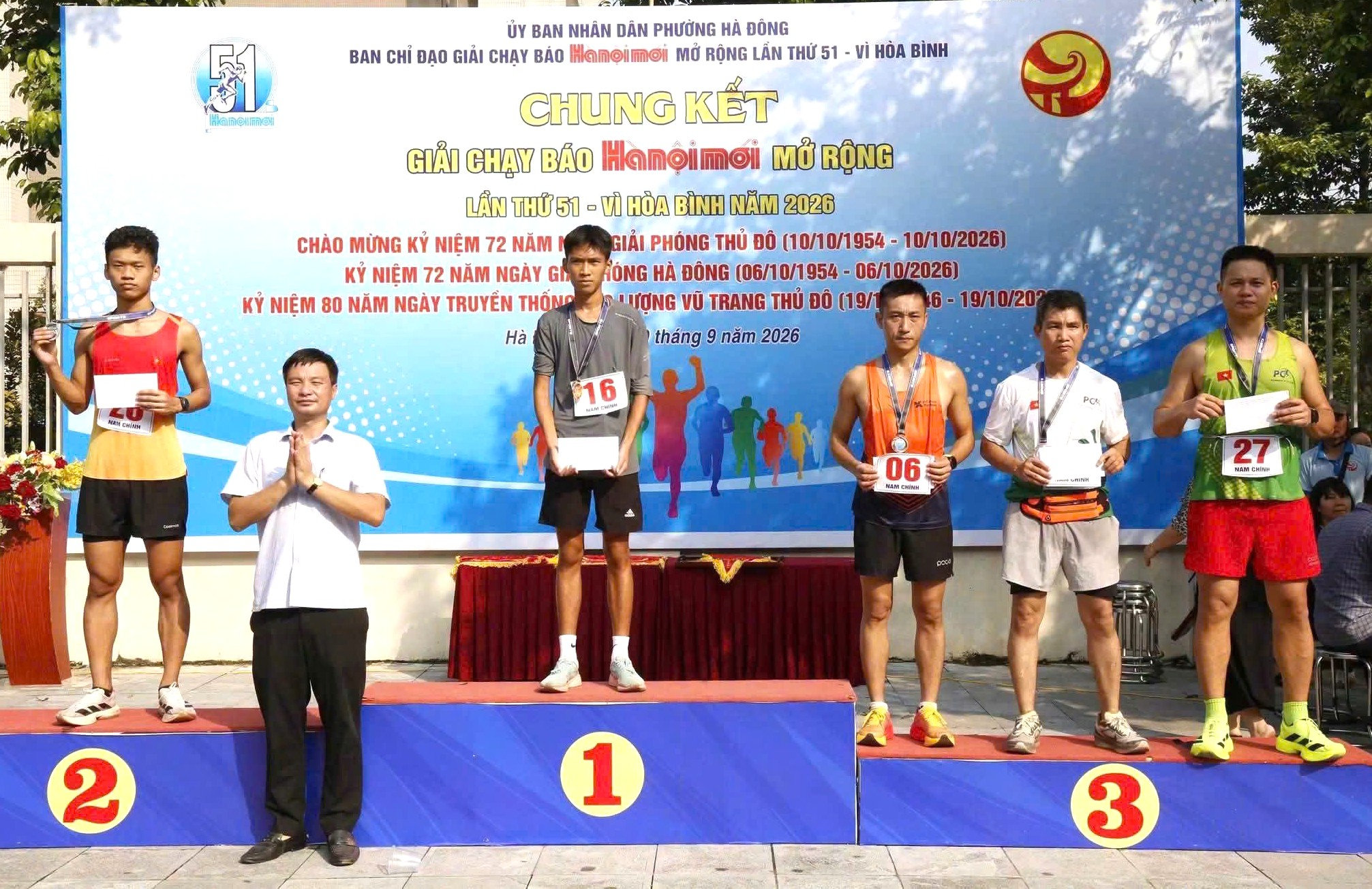 anh-2-ha-dong-trao-giai.jpg