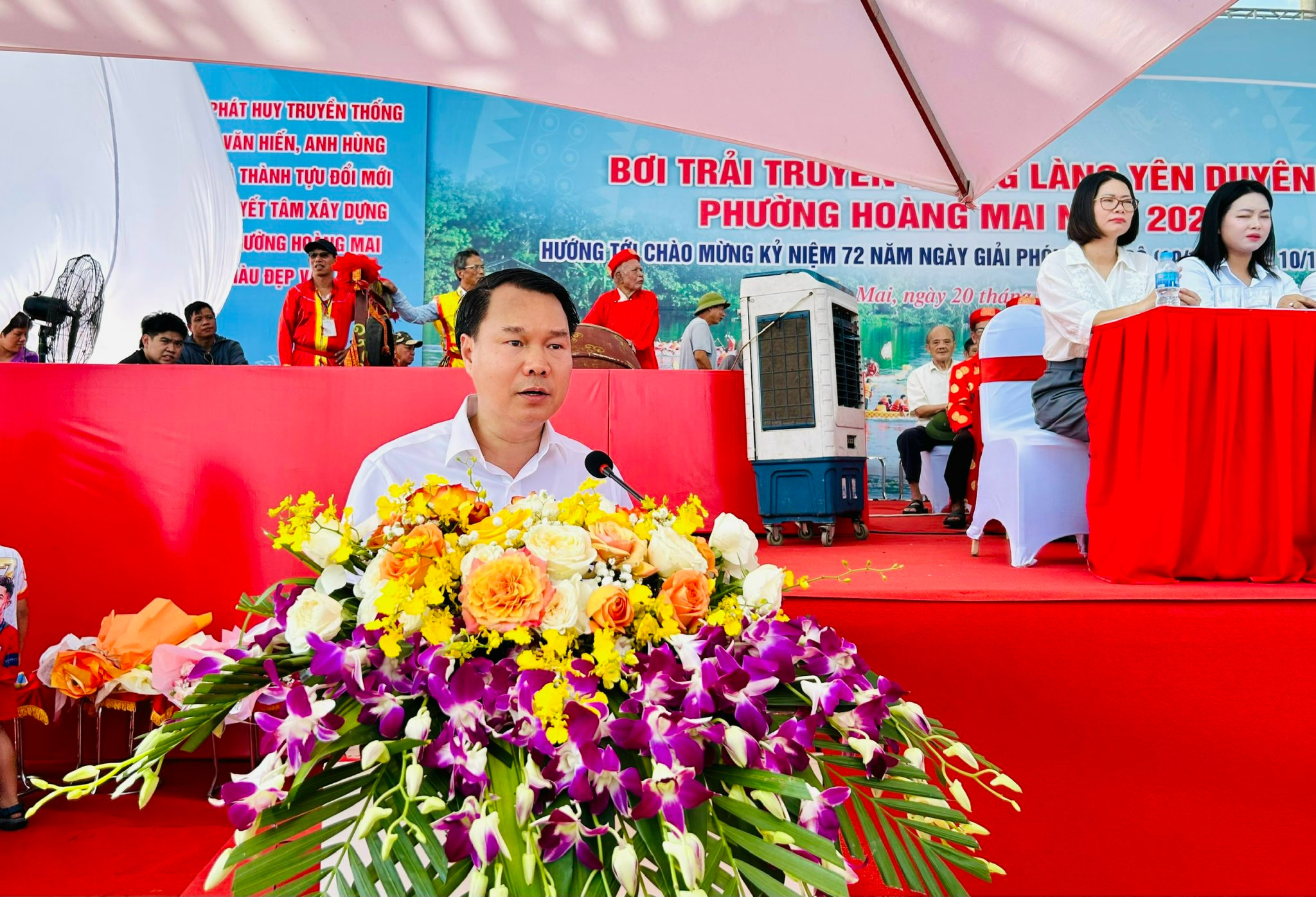 Phó Bí thư Đảng ủy, Chủ tịch UBND phường Hoàng Mai Nguyễn Lê Hiến phát biểu khai mạc Lễ hội bơi trải truyền thống làng Yên Duyên. Ảnh: Trần Oanh.