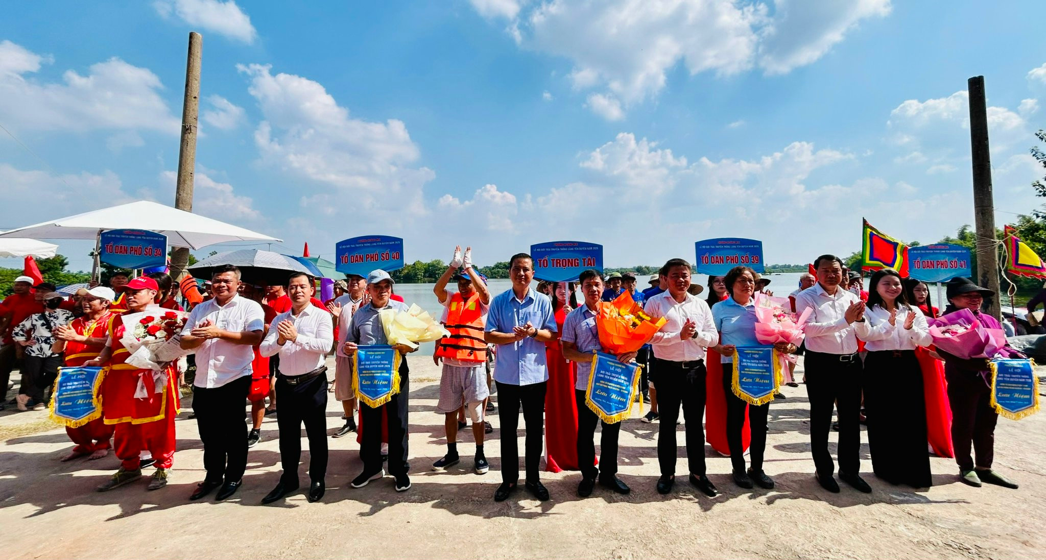 Lãnh đạo phường Hoàng Mai tặng hoa và cờ lưu niệm cho đại diện các tổ dân phố tham gia hội thi. Ảnh: Trần Oanh.