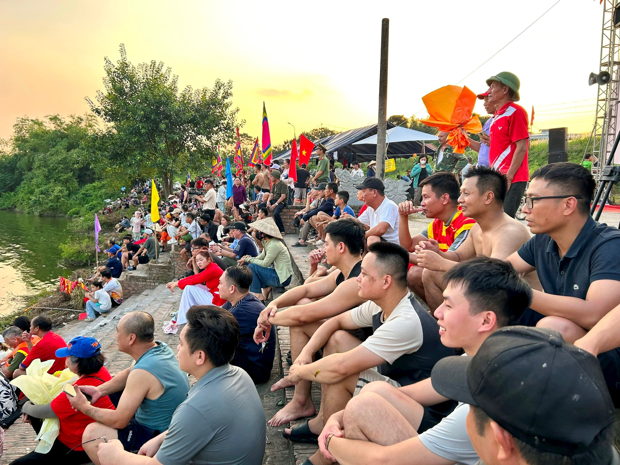 Đông đảo người dân phường Hoàng Mai và khu vực lân cận đến theo dõi, cổ vũ các đội thi bơi trải. Ảnh: Trần Oanh.