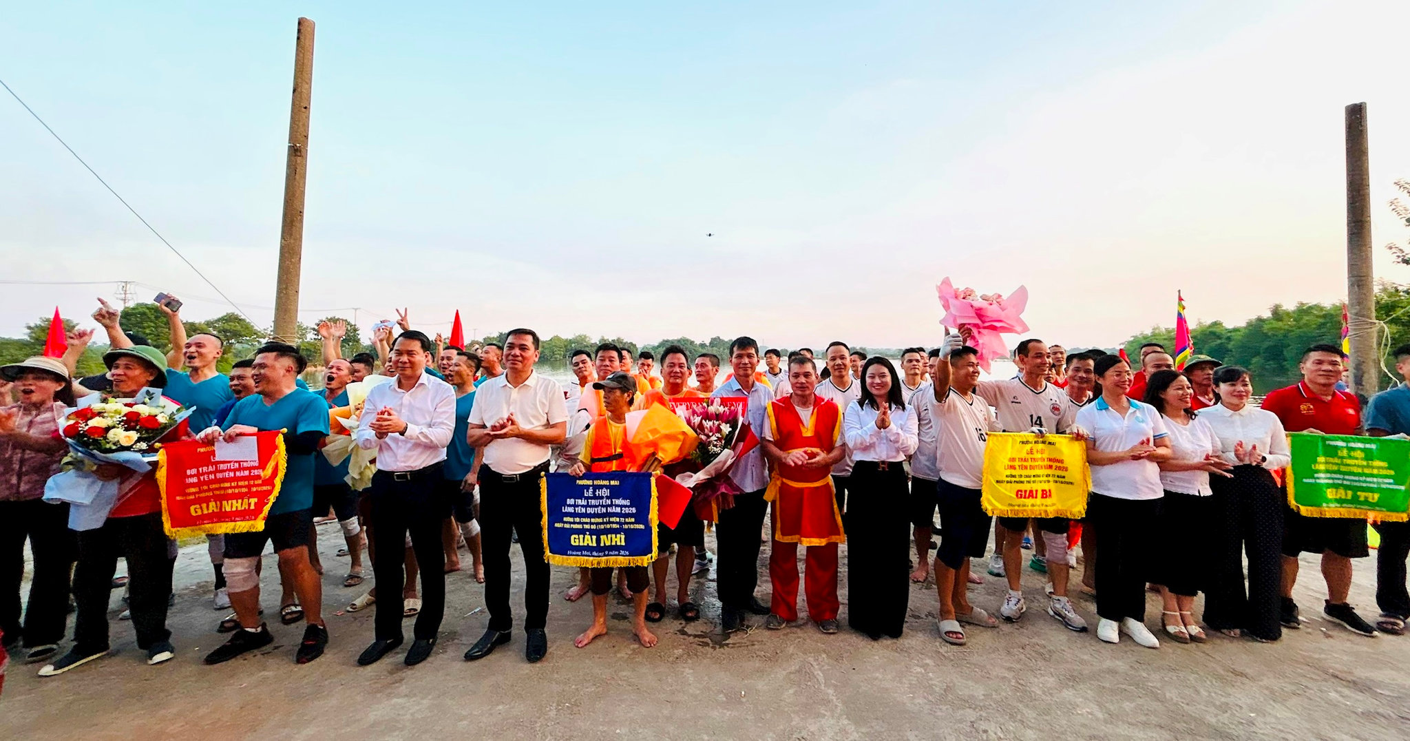 Lãnh đạo phường Hoàng Mai trao giải cho các tổ dân phố đạt thành tích xuất sắc hội thi. Ảnh: Trần Oanh. Ảnh: Trần Oanh.
