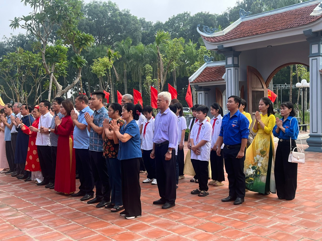Các đại biểu dâng hương tại Khu lưu niệm nhân kỷ niệm 137 năm ngày sinh của cố Trưởng ban Thường trực Quốc hội Bùi Bằng Đoàn. Ảnh: Kim Xuyến