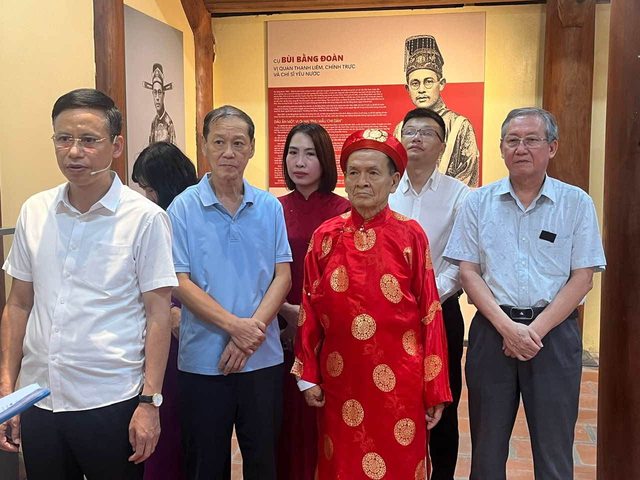 Lãnh đạo xã Ứng Thiên cùng các thế hệ hậu duệ cụ Bùi Bằng Đoàn tại buổi livestream. Ảnh: Kim Xuyến
