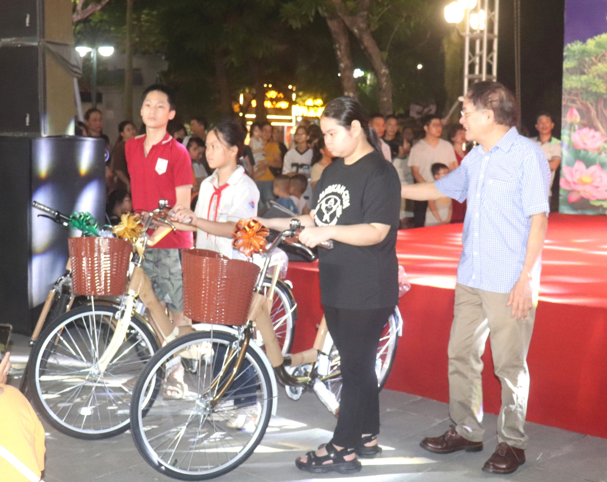 Các em thiếu nhi được trao tặng học bổng của Trung tâm Tiếng Anh Ms Hoa Junior và quà của Hội Khuyến học phường. Ảnh: Linh Chi