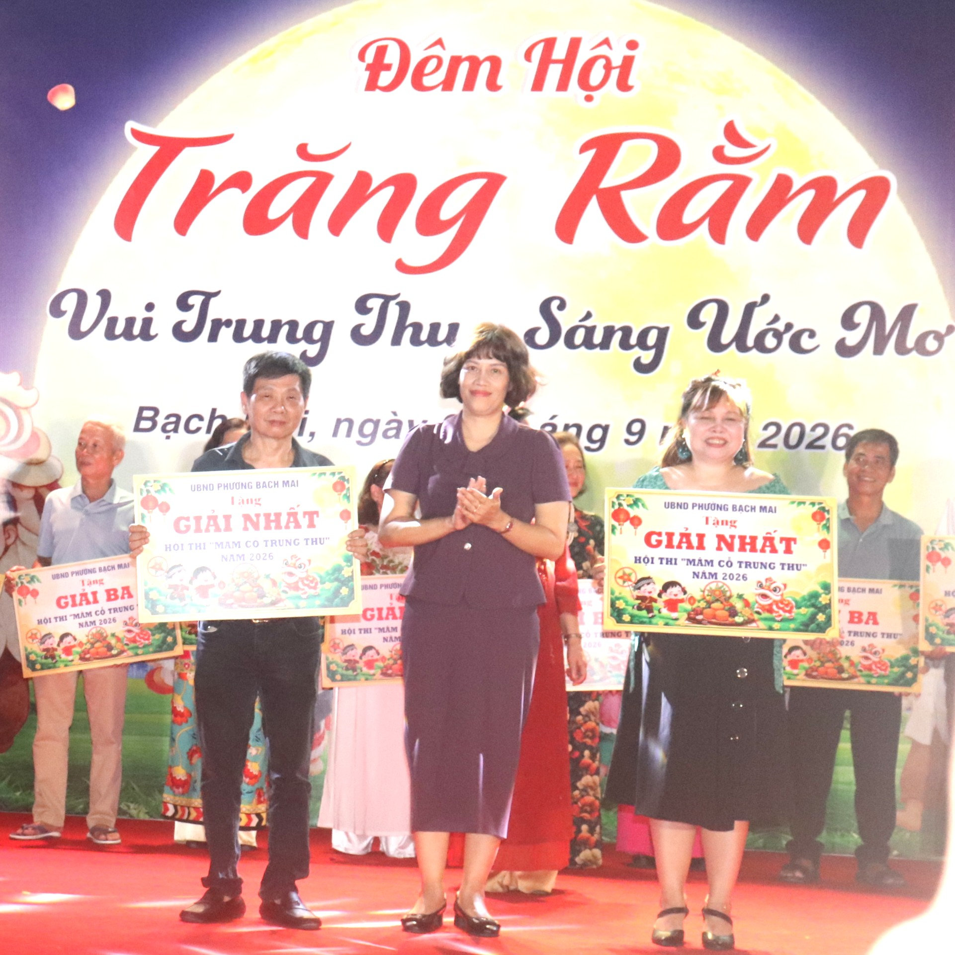 Phó Bí thư Đảng ủy, Chủ tịch UBND phường Bạch Mai Nguyễn Thị Thu Hiền trao giải Nhất - Giải “Mâm cỗ Trung thu” năm 2026. Ảnh: Linh Chi