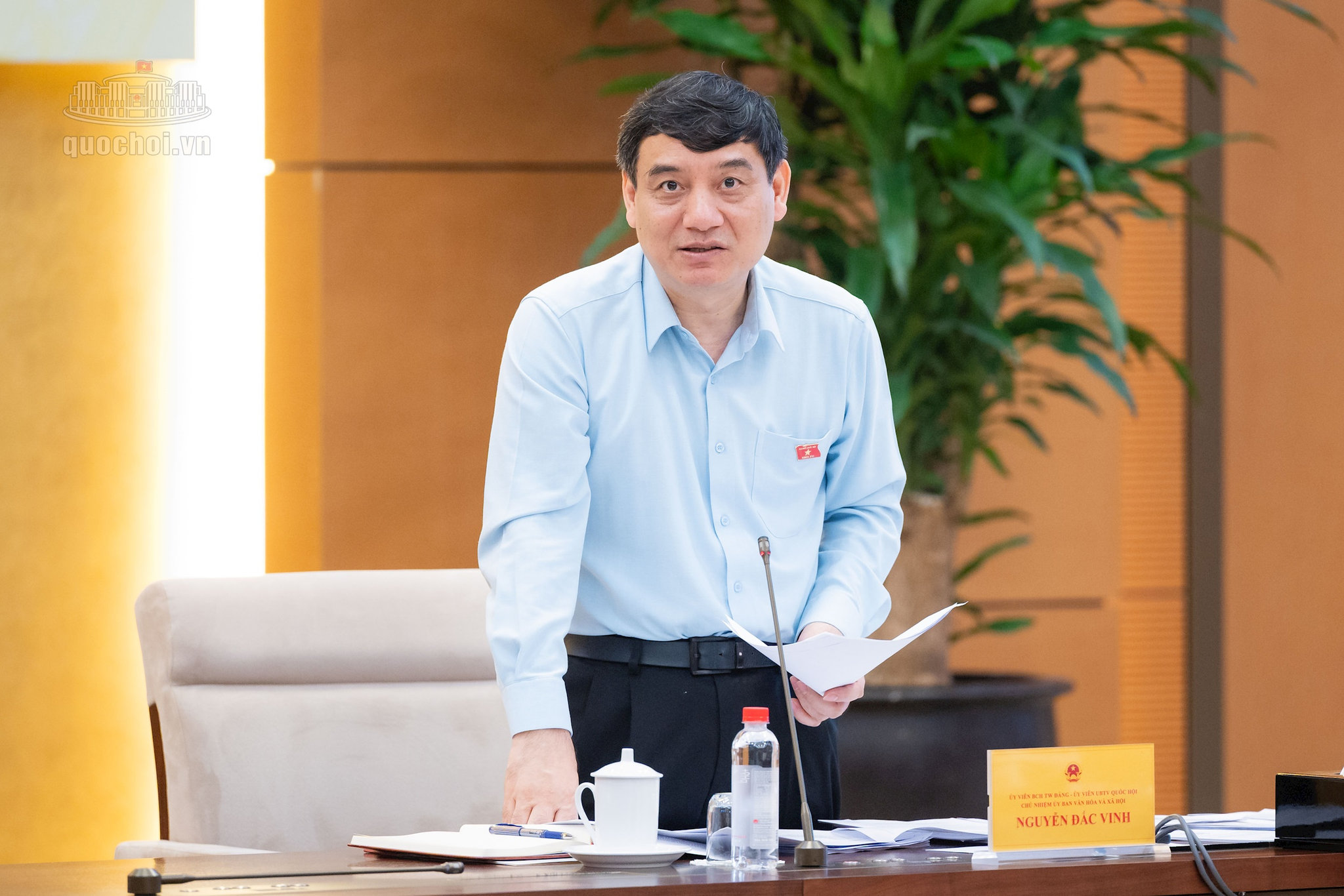 Chủ nhiệm Ủy ban Văn hóa và Xã hội Nguyễn Đắc Vinh điều hành phiên giải trình. Ảnh: quochoi.vn
