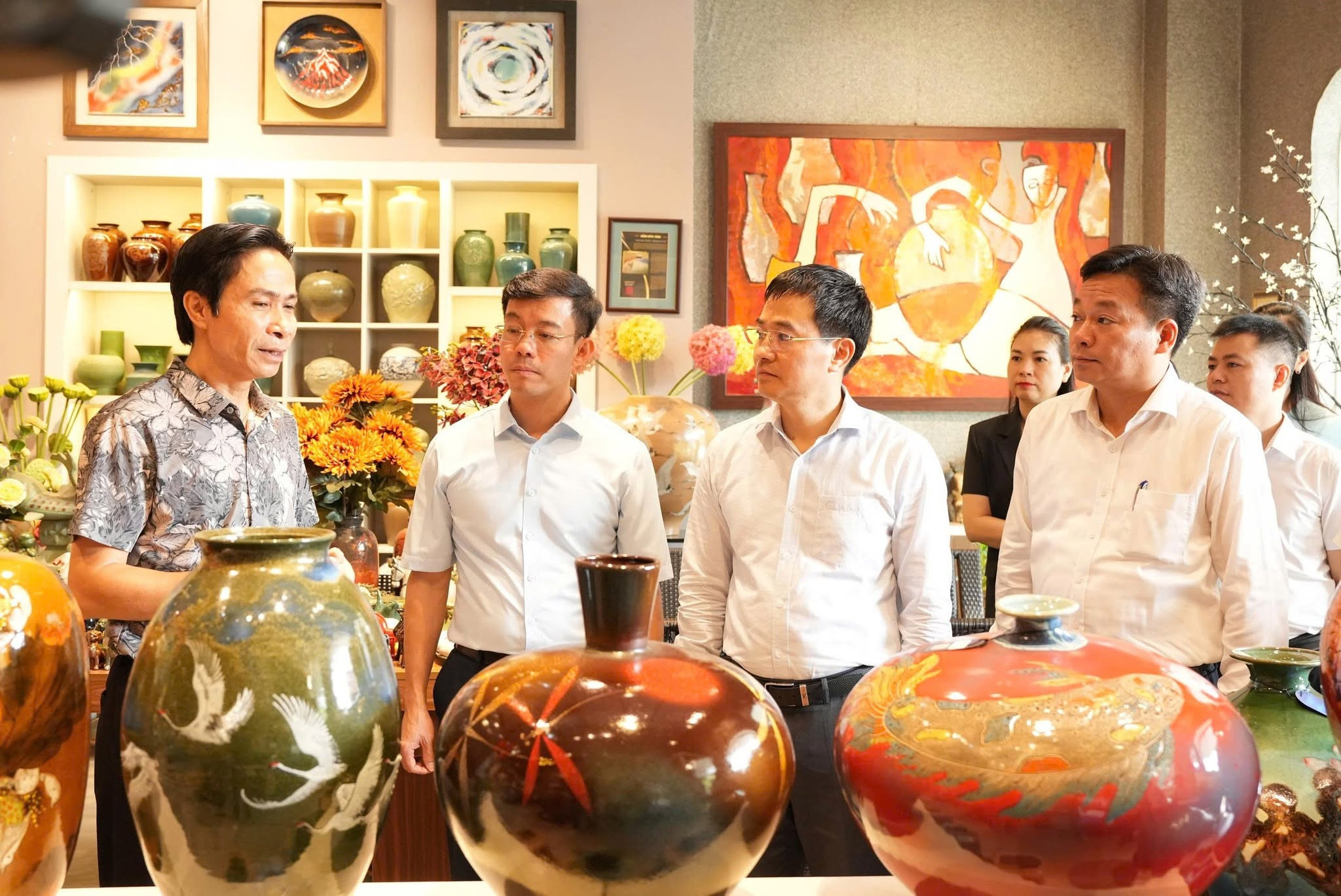 Đoàn công tác của Sở Khoa học và Công nghệ Hà Nội nghe nghệ nhân làng nghề Bát Tràng giới thiệu sản phẩ