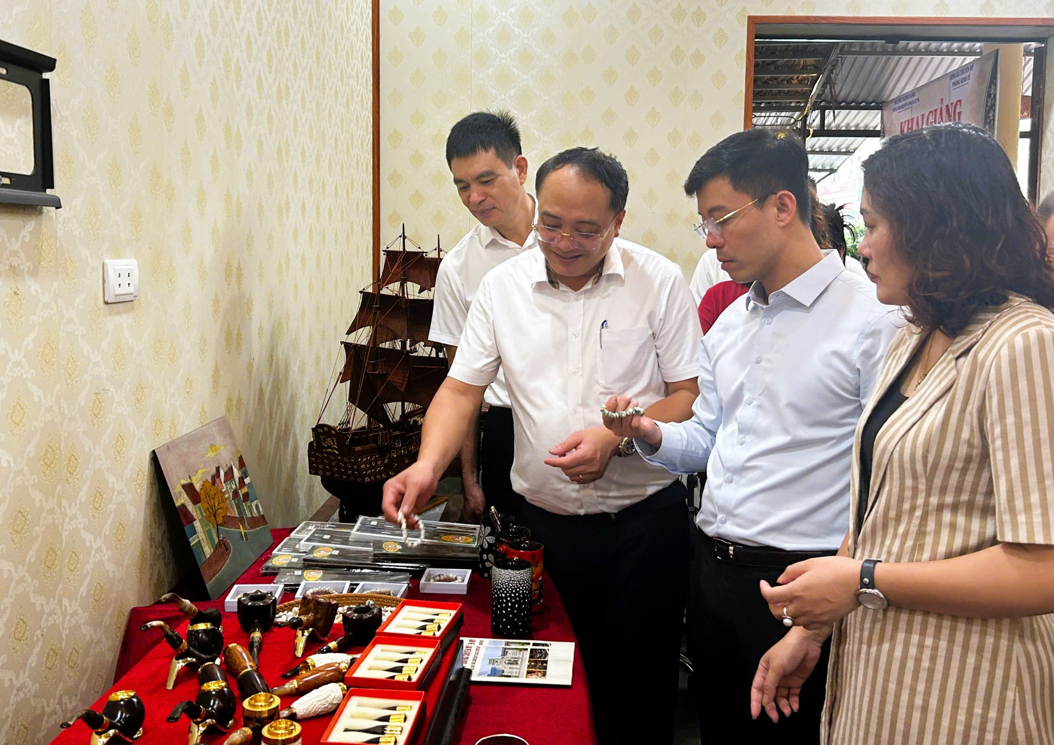 Đoàn công tác của Sở Khoa học và Công nghệ Hà Nội thăm quan, tìm hiểu các làng nghề ở Chuyên Mỹ