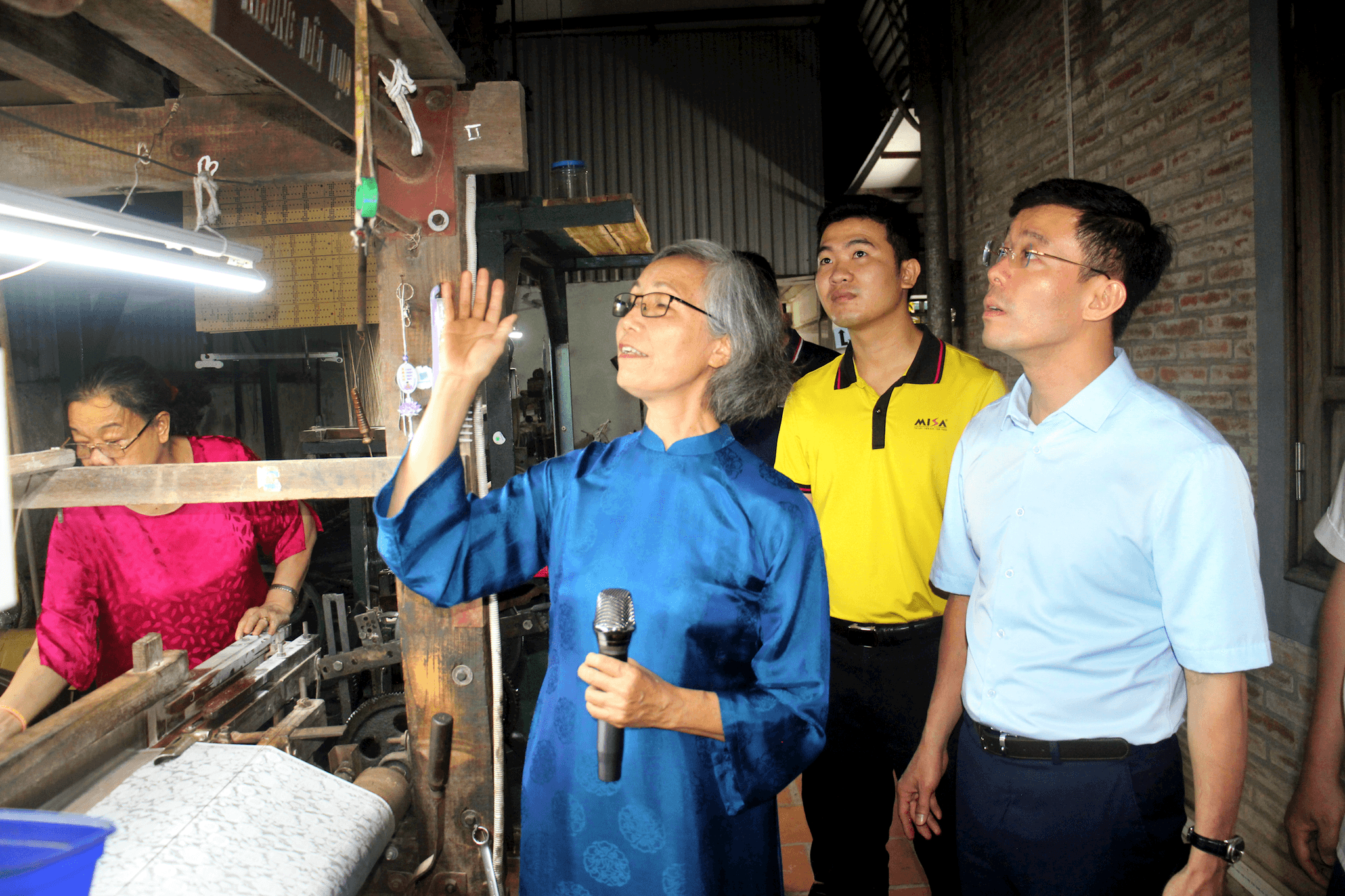 Giám đốc Sở Khoa học và Công nghệ Hà Nội Cù Ngọc Trang nghe các nghệ nhân làng nghề Vạn Phúc giới thiệu về nghề dệt